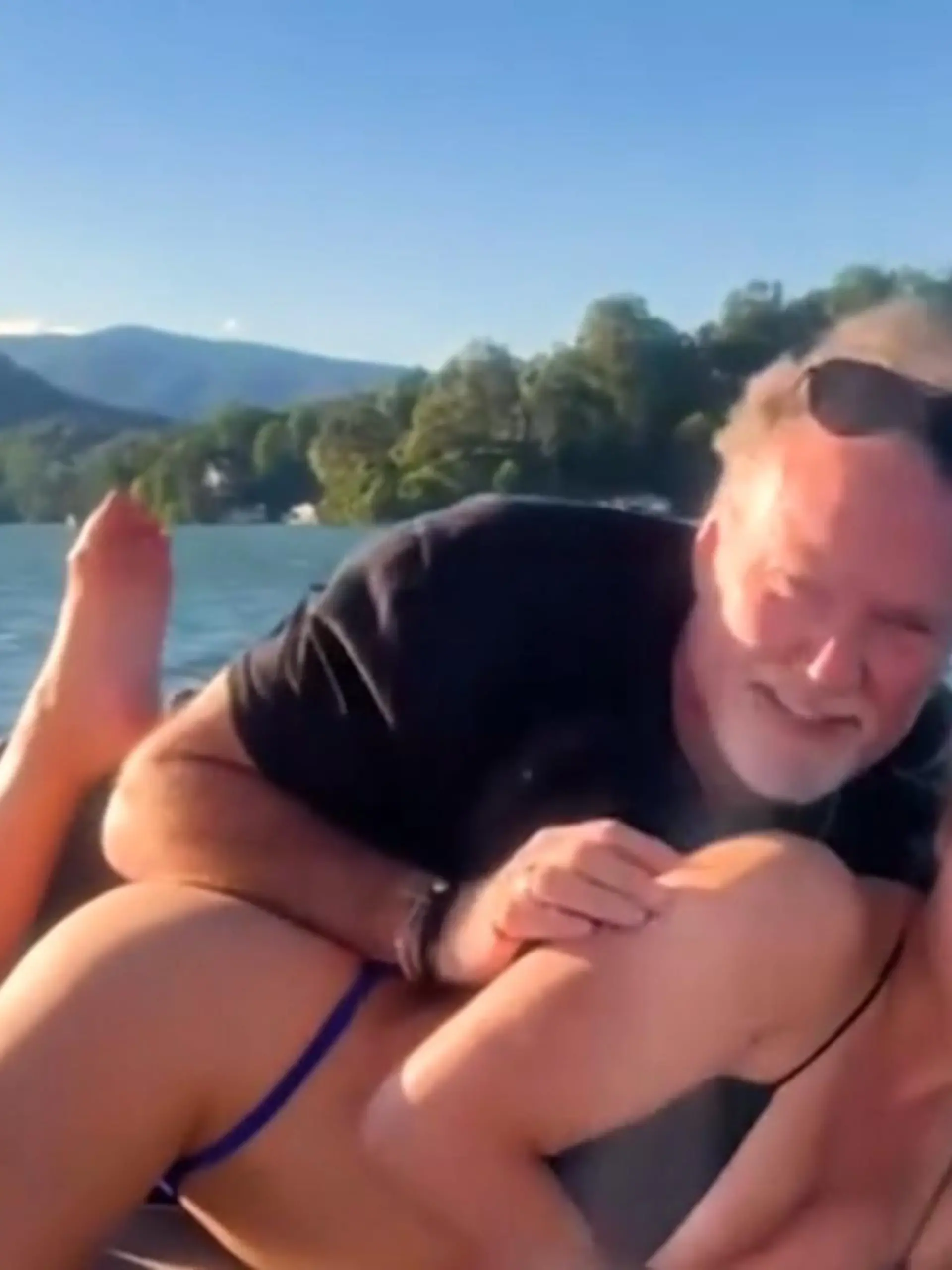 David (63) versteht die Welt nicht mehr. Er wacht morgens auf und stellt fest, dass seine geliebte Willow nicht mehr neben ihm liegt. Die 24-Jährige hat ihren deutlich älteren Sugardaddy offenbar Hals über Kopf verlassen; ignoriert seine Anrufe und E-Mails. Warum kann er sich angeblich nicht erklären.
