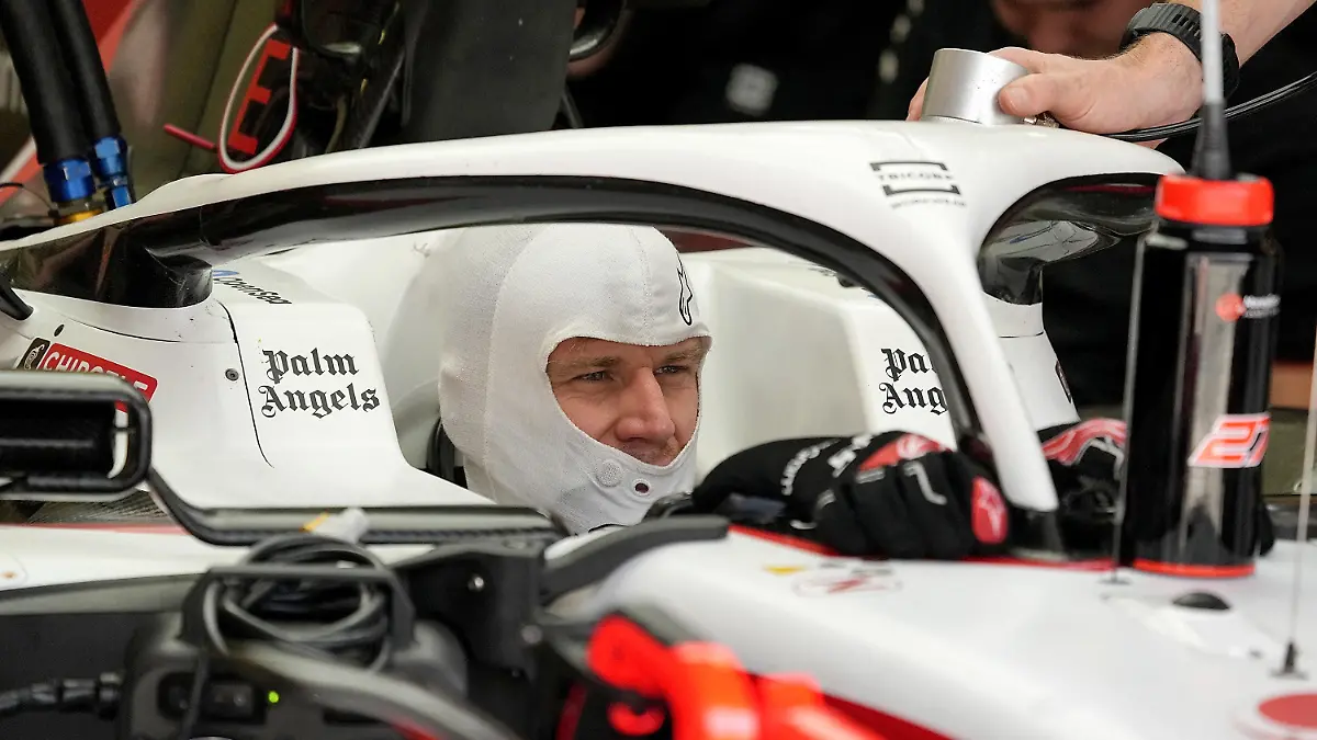 ARCHIV - 23.02.2023, Bahrain, Sakhir: Motorsport: Formel-1-Testfahrten in Bahrain. Nico Hülkenberg aus Deutschland vom Team Haas in der Box. Er bekommt beim Saisonauftakt moralische Unterstützung. (zu dpa: «Hülkenbergs Ehefrau Egle bei Formel-1-Comeback in Bahrain vor Ort») Foto: Hasan Bratic/dpa +++ dpa-Bildfunk +++