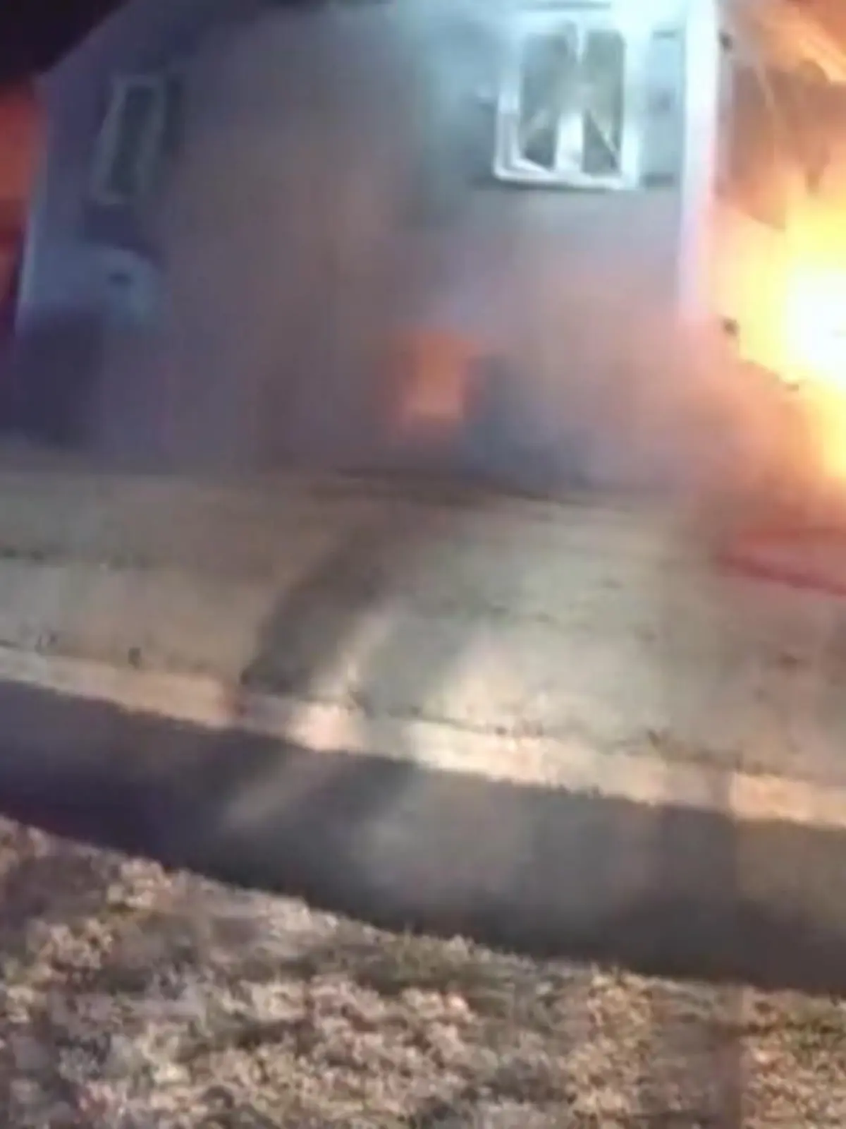Eigentlich wurde die Feuerwehr von Pompton Lakes in den USA wegen leichter Rauchentwicklung gerufen – wenige Momente später explodiert das gesamte Haus, vor dem sie sich versammelt hatten. Eine Nachbarin erzählt, dass das Gebäude, vor lauter Wucht, kurz aus dem Fundament gesprungen und anschließend wieder gelandet ist. Zum Zeitpunkt der Explosion waren einige Rettungskräfte sogar in dem Gebäude. Im Video können Sie das Ausmaß der Explosion sehen.