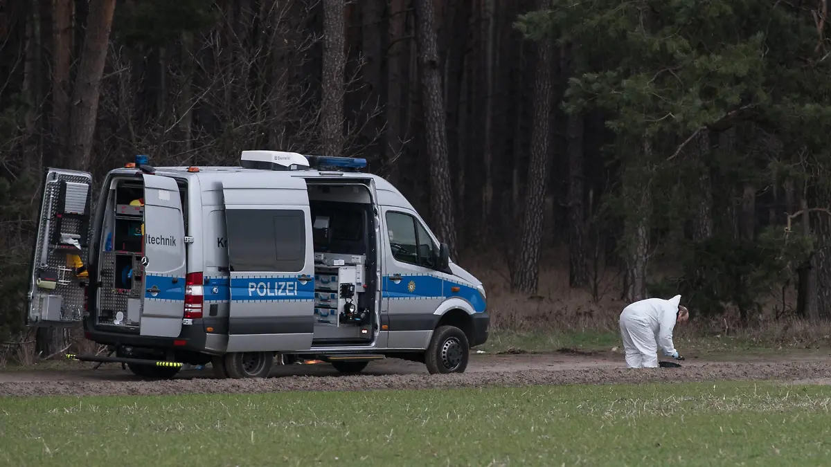 Vermisste Rebecca , Kriminaltechniker nimmt auf einem Weg an einem Walstück nahe der Ortschaft Rieplos Bodenproben , Land Brandenburg *** Missing Rebecca forensic technician takes on a path at a whale piece near the town of Rieplos soil samples Land Brandenburg  