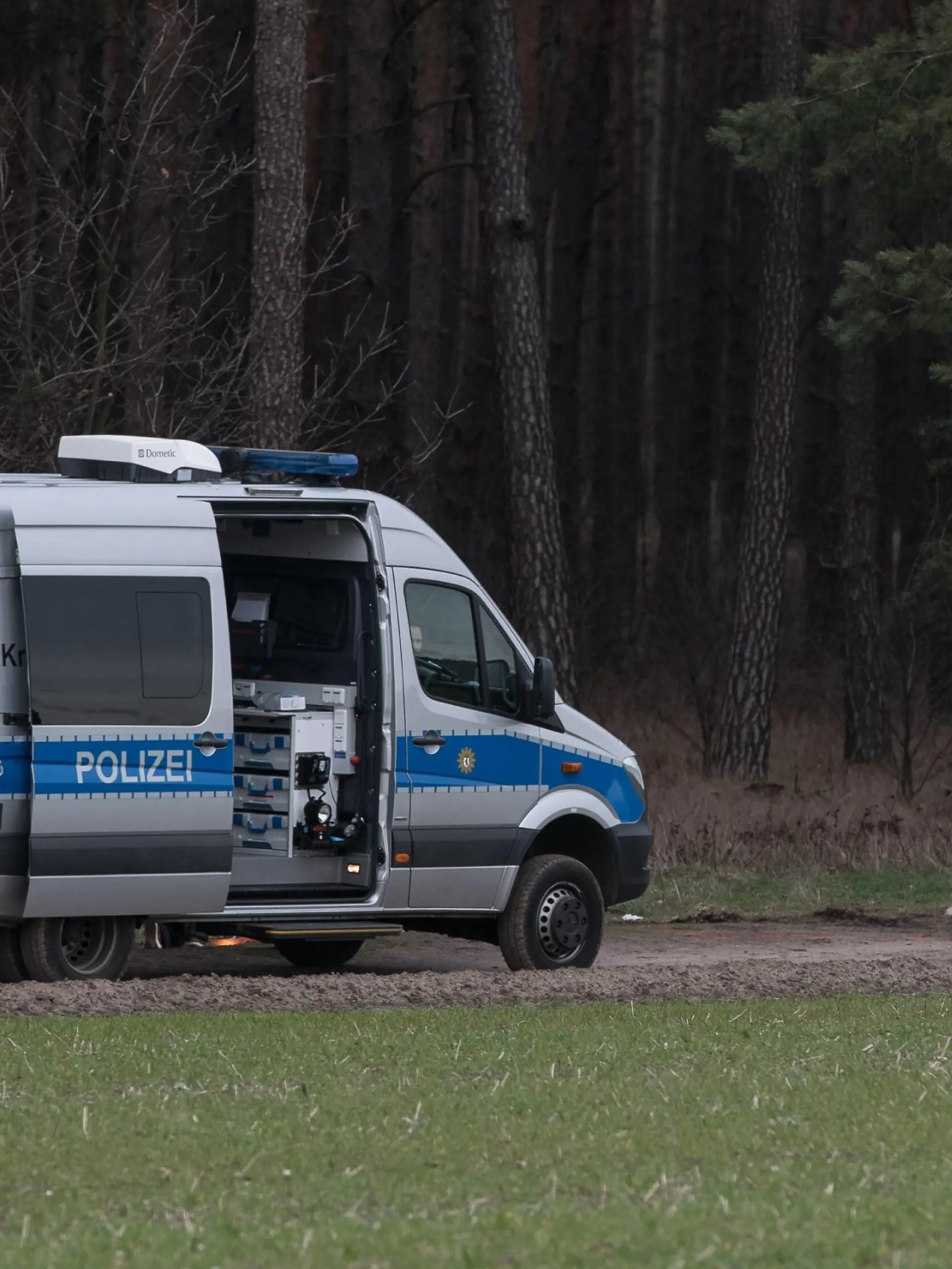 Vermisste Rebecca , Kriminaltechniker nimmt auf einem Weg an einem Walstück nahe der Ortschaft Rieplos Bodenproben , Land Brandenburg *** Missing Rebecca forensic technician takes on a path at a whale piece near the town of Rieplos soil samples Land Brandenburg  