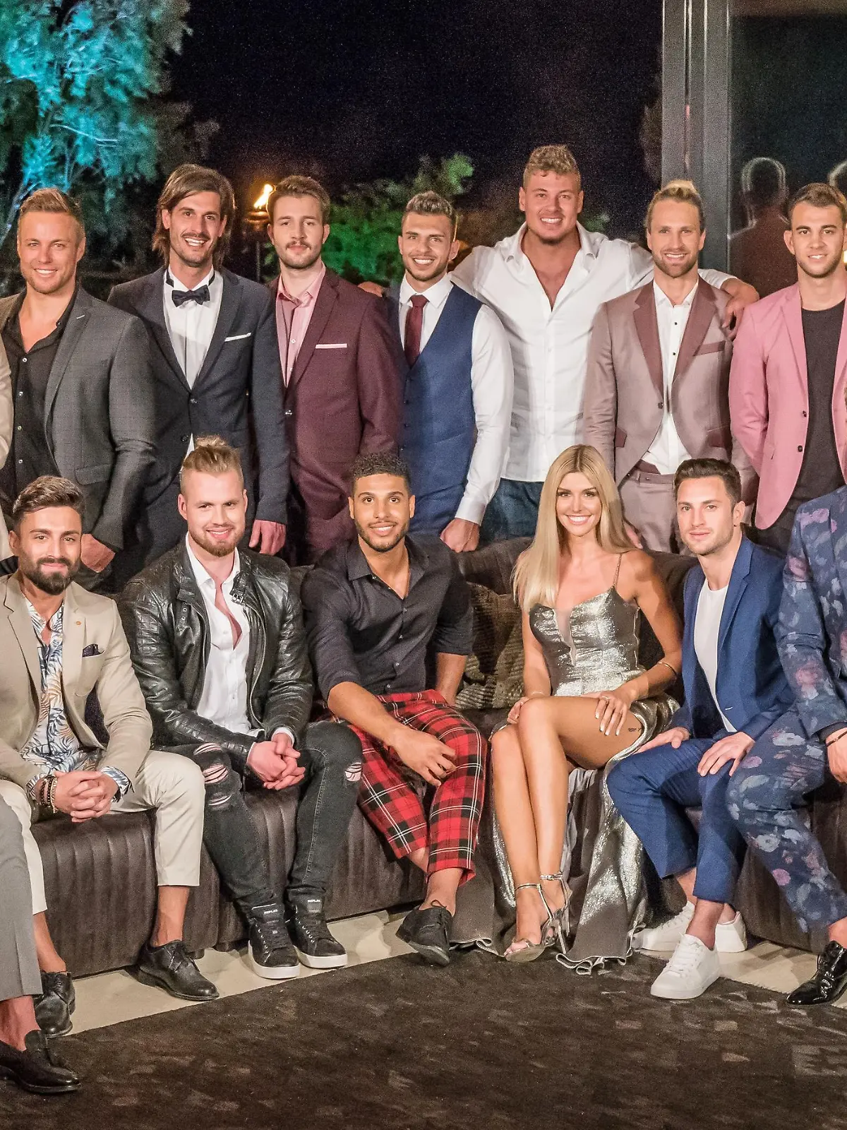 Diese Männer wollen das Herz der Bachelorette erobern. (hinten v.l.: Marco, Keno, Daniel, Harald, Christian, Tim, Yannic, Jonas, Serkan, Fabio, Matin und Oguzhan. vorne v.l.: Mahmoud, Luca, Fabiano, Jan, David, Bachelorette Gerda, Sebastian, Florian und Andreas)
