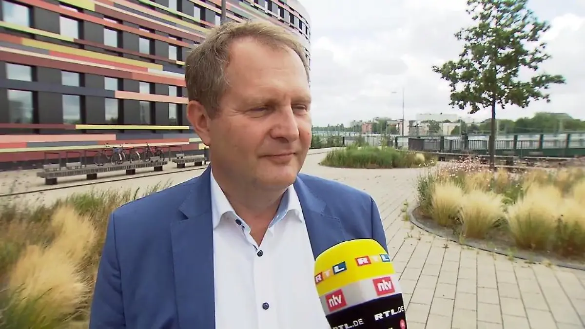 Er fliegt bis zu drei Mal im Jahr in Urlaub