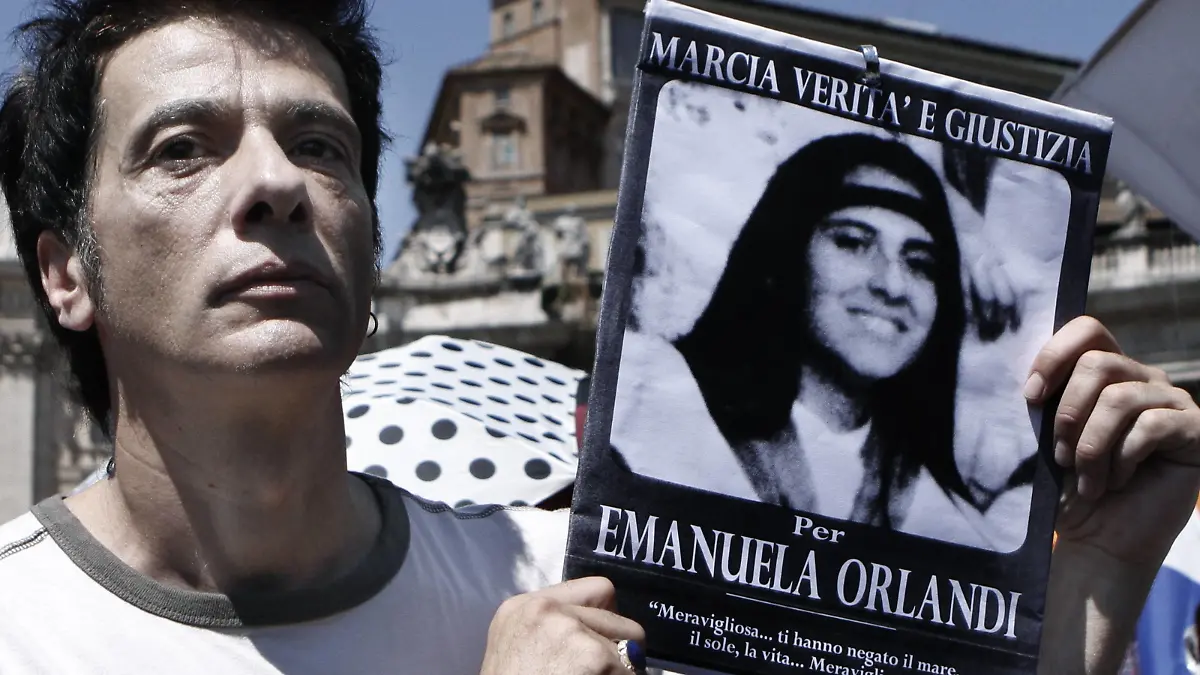 Bildnummer: 58045303  Datum: 27.05.2012  Copyright: imago/Anan SesaPietro Orlandi (Bruder von  Emanuela Orlandi)  - Demonstration für die Aufklärung des Verschwindens von Emanuela Orlandi - vor fast 30 Jahren verschwand Emanuela Orlandi spurlos aus dem Vatikan - Kundgebung in Rom  PUBLICATIONxNOTxINxITAxFRA Gesellschaft Demo Protest Religion Kirche Katholische Mädchen verschwunden vermisst Angelusgebet x1x xub 2012 quer 58045303 Date 27 05 2012 Copyright Imago Anan Sesa Pietro Orlandi Brother from Emanuela Orlandi Demonstration for the Enlightenment the  from Emanuela Orlandi before Almost 30 Years disappeared Emanuela Orlandi trace out the Vatican Rally in Rome PUBLICATIONxNOTxINxITAxFRA Society Demonstration Protest Religion Church Catholic Girl disappeared missing  x1x  2012 horizontal 