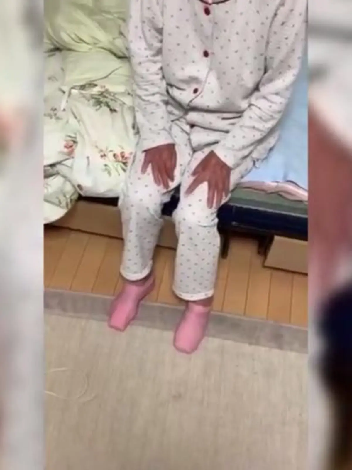 Bild zu: "Oma verwechselt Socken mit Sextoy"