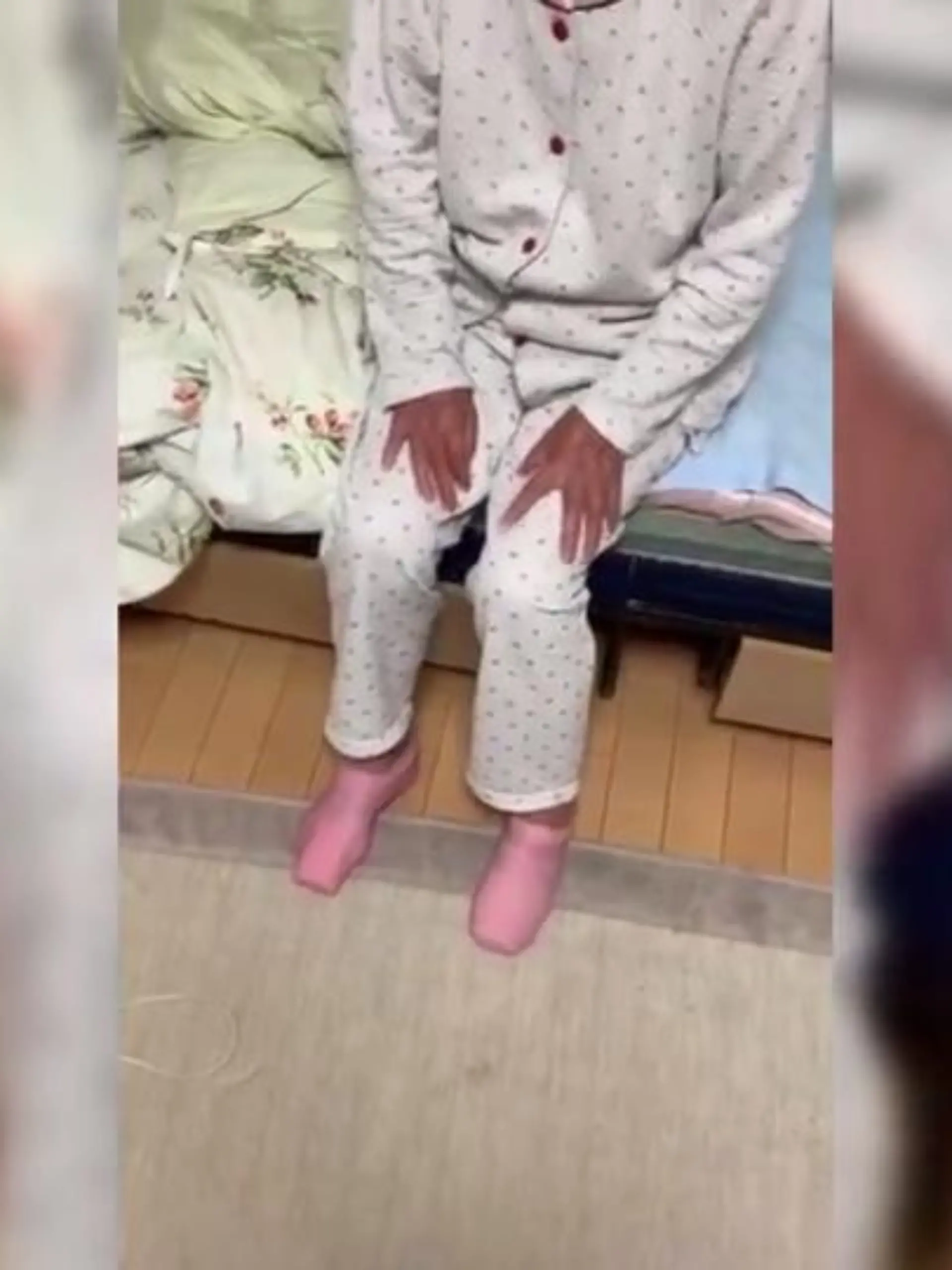 Bild zu: "Oma verwechselt Socken mit Sextoy"