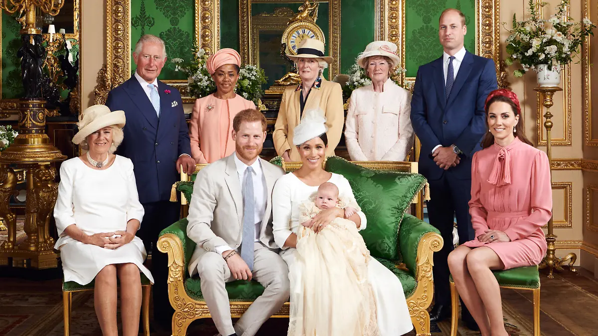 dpatopbilder - HANDOUT - 06.07.2019, Großbritannien, Windsor: Dieses vom britischen Herzog und der Herzogin von Sussex zur Verfügung gestellte Bild zeigt Herzogin Camilla (l-r), den britischen Thronfolger Prinz Charles, Doria Ragland, Prinz Harry, Lady Jane Fellows, Herzogin Meghan, die ihren Sohn Archie Harrison Mountbatten-Windsor in den Armen hält, Lady Sarah McCorquodale, Prinz William und Herzogin Kate bei einem Gruppenfoto nach der Taufe von Archie im Windsor Castle. Die private Zeremonie soll in einer kleinen Kapelle im Schloss Windsor stattfinden. Foto: Chris Allerton/Sussexroyal/PA Wire/dpa - UNITED KINGDOM OUT, IRELAND OUT, ACHTUNG: MANDATORY CREDIT: Chris Allerton/SussexRoyal/PA Wire/dpa. KEINE VERWENDUNG NACH DIENSTAG 31. DEZEMBER 2019. Nur zur redaktionellen Verwendung im Zusammenhang mit der aktuellen Berichterstattung und nur mit vollständiger Nennung des vorstehenden Credits. An dem Bild dürfen keine Veränderungen vorgenommen werden. Bei einer Veröffentlichung müssen alle abgebildeten Personen zu sehen sein. Kein Verkauf, keine kommerzielle Nutzung, keine Nutzung für Erinnerungsstücke oder Souveniers. +++ dpa-Bildfunk +++