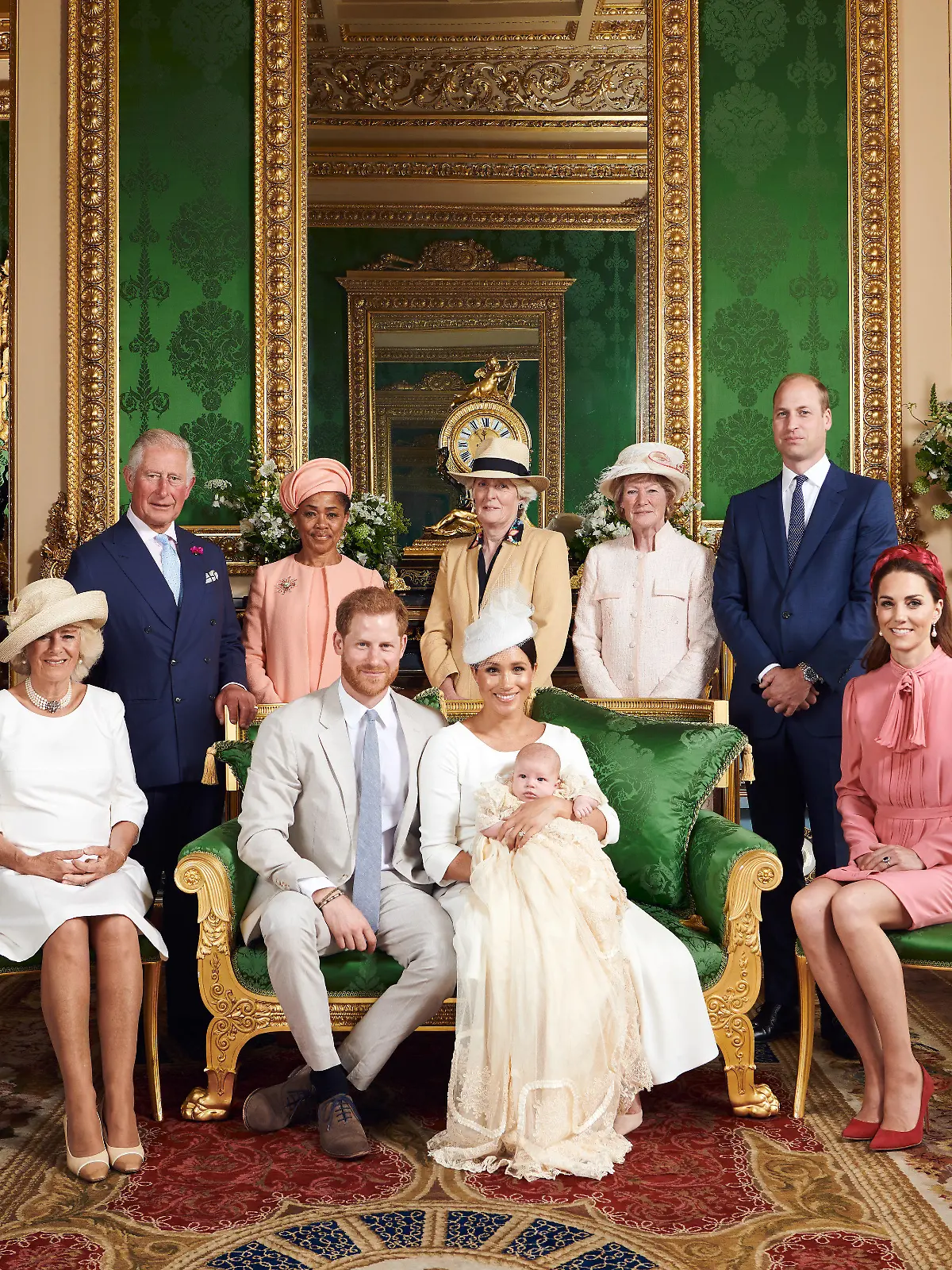dpatopbilder - HANDOUT - 06.07.2019, Großbritannien, Windsor: Dieses vom britischen Herzog und der Herzogin von Sussex zur Verfügung gestellte Bild zeigt Herzogin Camilla (l-r), den britischen Thronfolger Prinz Charles, Doria Ragland, Prinz Harry, Lady Jane Fellows, Herzogin Meghan, die ihren Sohn Archie Harrison Mountbatten-Windsor in den Armen hält, Lady Sarah McCorquodale, Prinz William und Herzogin Kate bei einem Gruppenfoto nach der Taufe von Archie im Windsor Castle. Die private Zeremonie soll in einer kleinen Kapelle im Schloss Windsor stattfinden. Foto: Chris Allerton/Sussexroyal/PA Wire/dpa - UNITED KINGDOM OUT, IRELAND OUT, ACHTUNG: MANDATORY CREDIT: Chris Allerton/SussexRoyal/PA Wire/dpa. KEINE VERWENDUNG NACH DIENSTAG 31. DEZEMBER 2019. Nur zur redaktionellen Verwendung im Zusammenhang mit der aktuellen Berichterstattung und nur mit vollständiger Nennung des vorstehenden Credits. An dem Bild dürfen keine Veränderungen vorgenommen werden. Bei einer Veröffentlichung müssen alle abgebildeten Personen zu sehen sein. Kein Verkauf, keine kommerzielle Nutzung, keine Nutzung für Erinnerungsstücke oder Souveniers. +++ dpa-Bildfunk +++