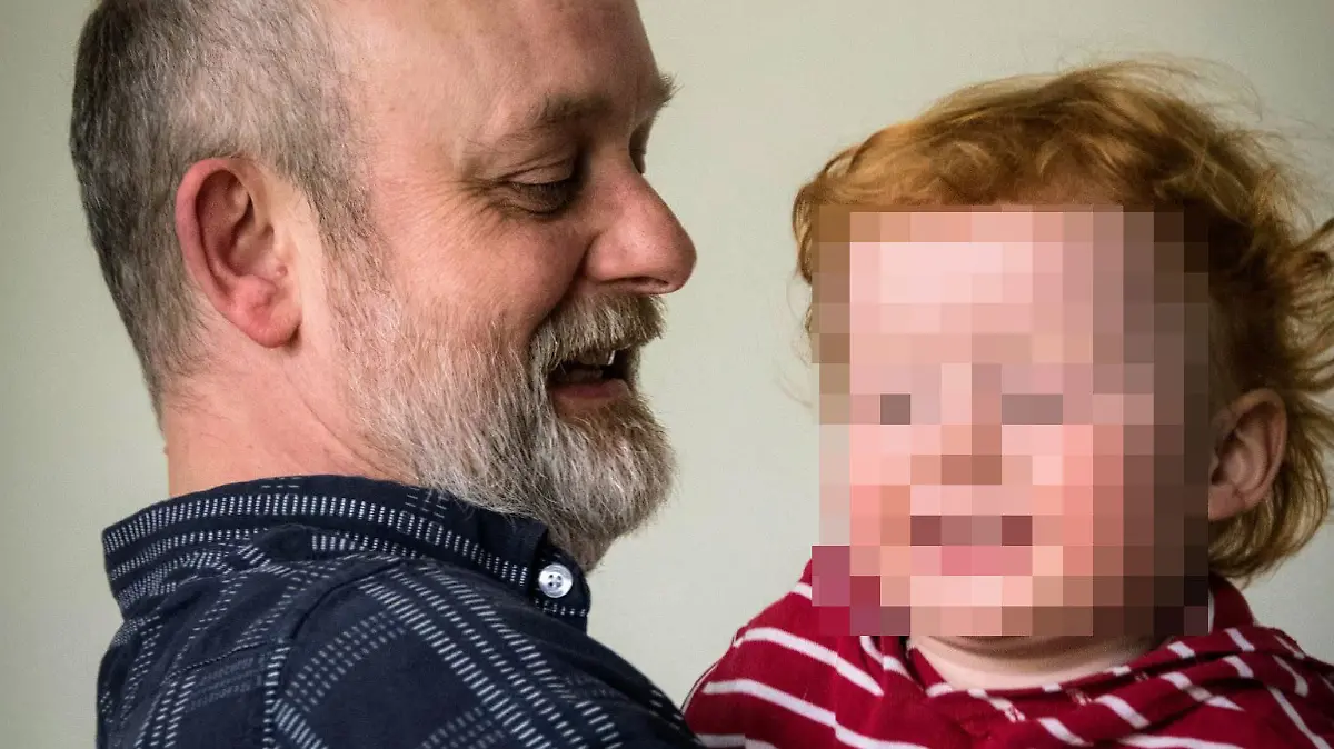 Ein verpixeltes Kind mit Redakteur