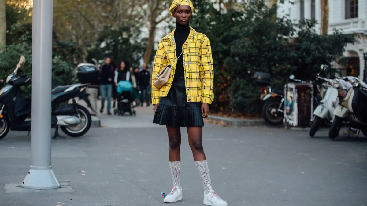 Frau mit Kniestrümpfe