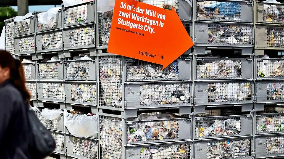Die Stadt Stuttgart hat mit einem riesigen Müll-Kubus auf ein Müllproblem aufmerksam gemacht.