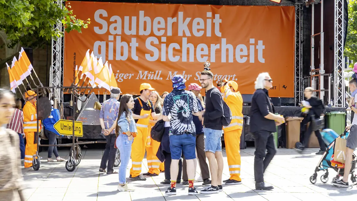 DEU, Deutschland, Baden-Württemberg, Stuttgart, 09.07.2019: Aktionstag Müllvermeidung auf dem Schlossplatz. Unter dem Motto Stuttgart machtÖs rein startet die Landeshauptstadt eine Kampagne für eine saubere Stadt. Durch Aufklärung sollen Bürger animiert werden, weniger Abfall zu hinterlassen und Papierkörbe, Aschenbecher und auch Toiletten zu benutzen. Allerdings wurden auch beim Städtischen Vollzugsdienst zwölf zusätzliche Stellen geschaffen. *** DEU, Germany, Baden Württemberg, Stuttgart, 09 07 2019 Action day Waste avoidance on the Schlossplatz Under the motto Stuttgart machtÖs rein, the state capital is launching a campaign for a clean city The aim of education is to encourage citizens to leave less waste and use wastepaper baskets, ashtrays and toilets However, twelve additional jobs have also been created in
