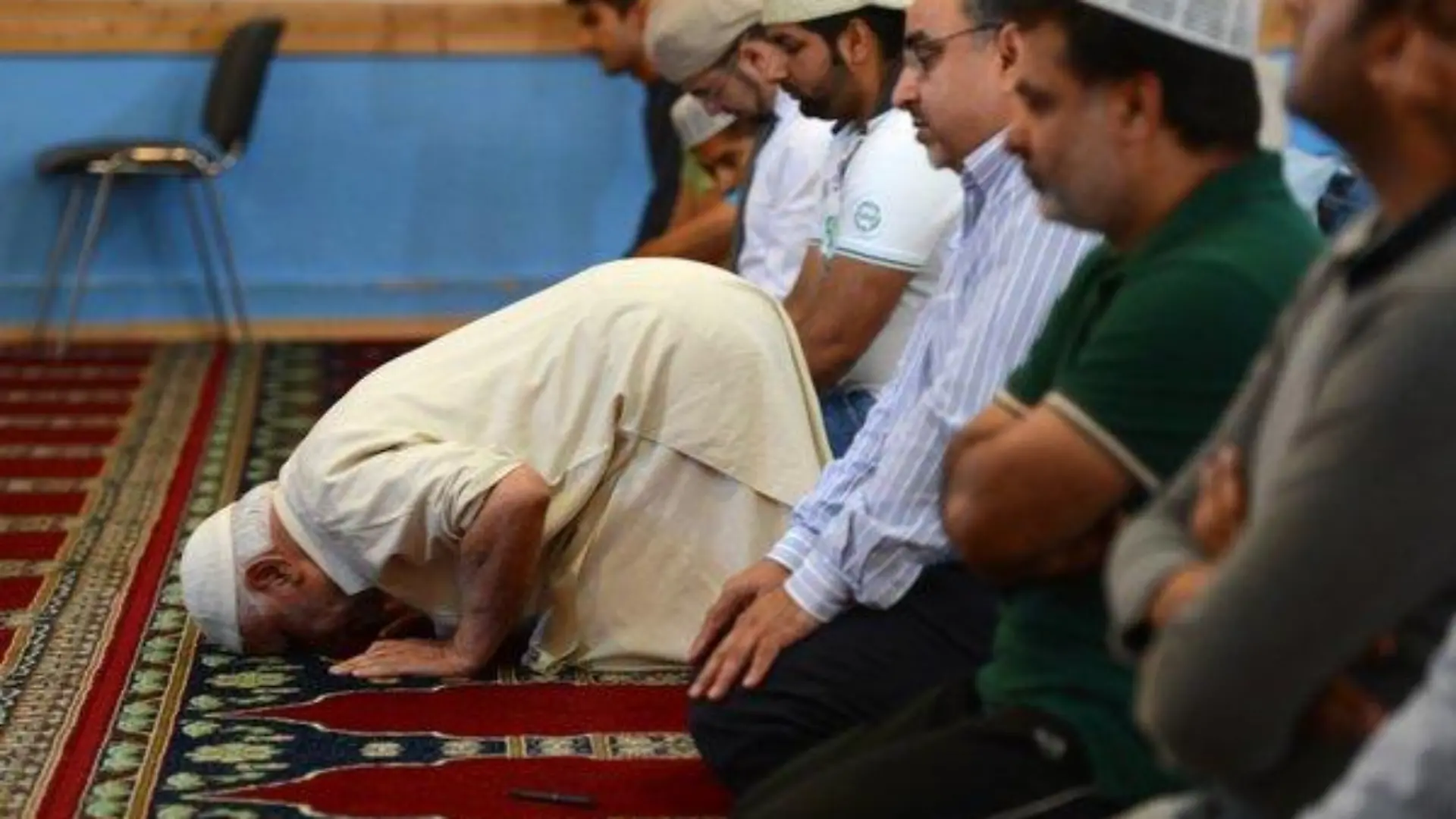Ein Imam betet am Sonntagmittag (02.09.2012) während des Mittagsgebets im Gebetsraum der Bait ul Rasheed Moschee in Hamburg. Am gleichen Tag spendeten zahlreiche Muslime in der Moschee während einer Blutspendenaktion des Deutschen Roten Kreuzes (DRK) und der Ahmadiyya Muslim-Gemeinde Blut. Foto: Marcus Brandt dpa/lno
