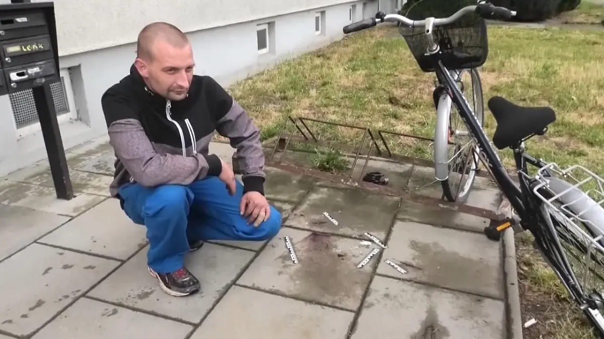 Er fand ein Neugeborenes vor der Tür Baby ausgesetzt