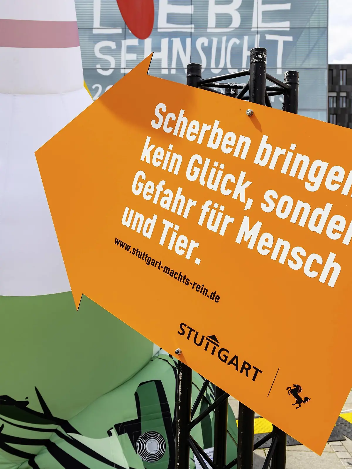 DEU, Deutschland, Baden-Württemberg, Stuttgart, 09.07.2019: Aktionstag Müllvermeidung auf dem Schlossplatz. Unter dem Motto Stuttgart machtÖs rein startet die Landeshauptstadt eine Kampagne für eine saubere Stadt. Durch Aufklärung sollen Bürger animiert werden, weniger Abfall zu hinterlassen und Papierkörbe, Aschenbecher und auch Toiletten zu benutzen. Allerdings wurden auch beim Städtischen Vollzugsdienst zwölf zusätzliche Stellen geschaffen. *** DEU, Germany, Baden Württemberg, Stuttgart, 09 07 2019 Action day Waste avoidance on the Schlossplatz Under the motto Stuttgart machtÖs rein, the state capital is launching a campaign for a clean city The aim of education is to encourage citizens to leave less waste and use wastepaper baskets, ashtrays and toilets However, twelve additional jobs have also been created in  