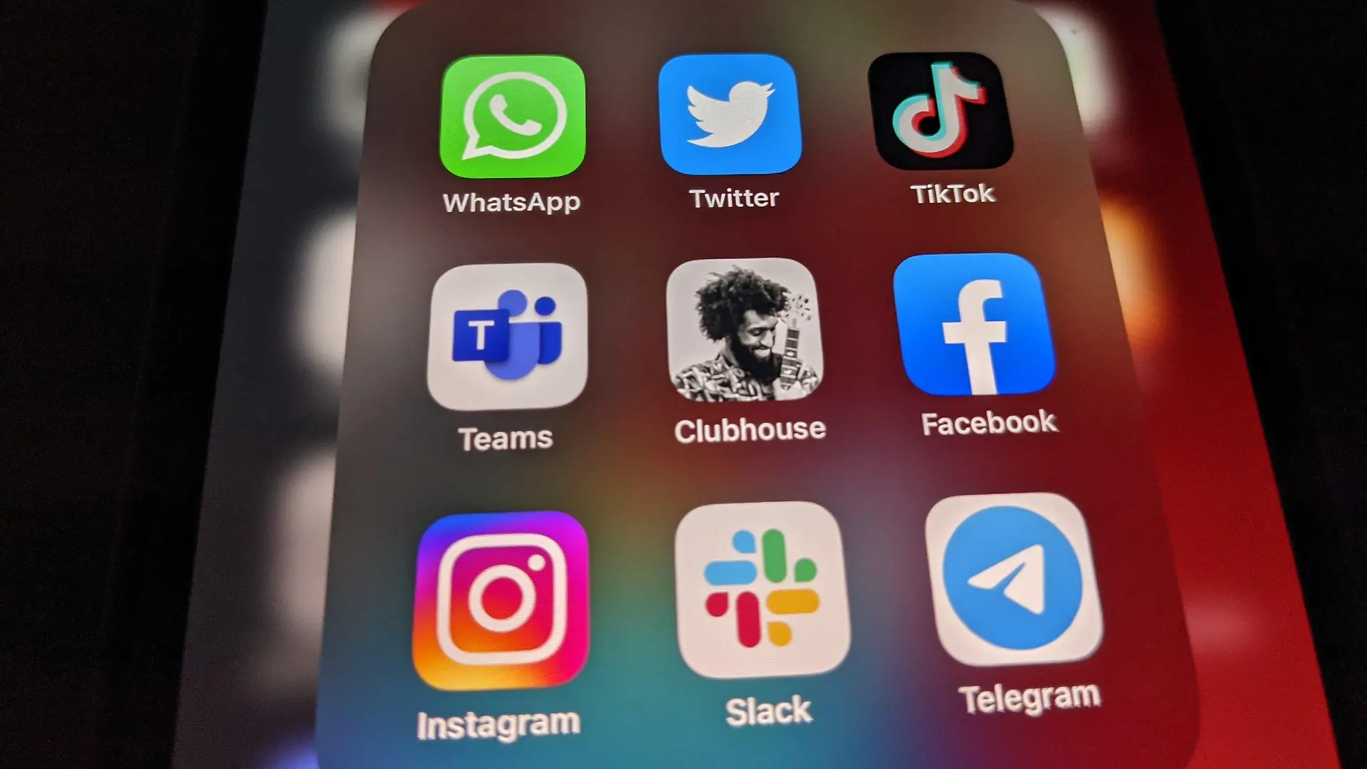 25.01.2021, Berlin: Die Logos der Social-Media-Plattformen WhatsApp (l-r), Twitter, TikTok, Microsoft Teams, Clubhouse, Facebook, Instagram, Slack und Telegramm sind auf einem iPhone 12 Pro Max zu sehen. Die neue Social-Media-App Clubhouse soll künftig auch auf Smartphones mit dem Google-Betriebssystem Android laufen können. Foto: Christoph Dernbach/dpa +++ dpa-Bildfunk +++