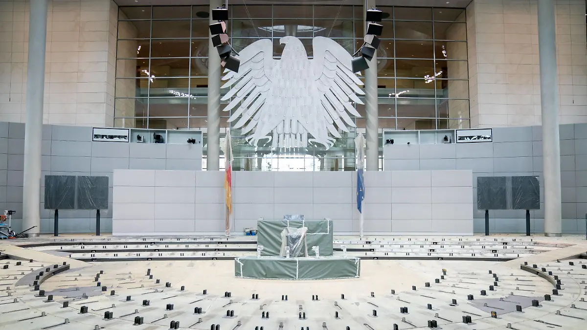 05.07.2019, Berlin: Der Plenarsaal des Bundestags wird in der Sommerpause renoviert. Nach 1999 wird erstmals der Teppich erneuert und damit verbunden werden auch technische Arbeiten Arbeiten im Boden vorgenommen. Foto: Kay Nietfeld/dpa | Verwendung weltweit