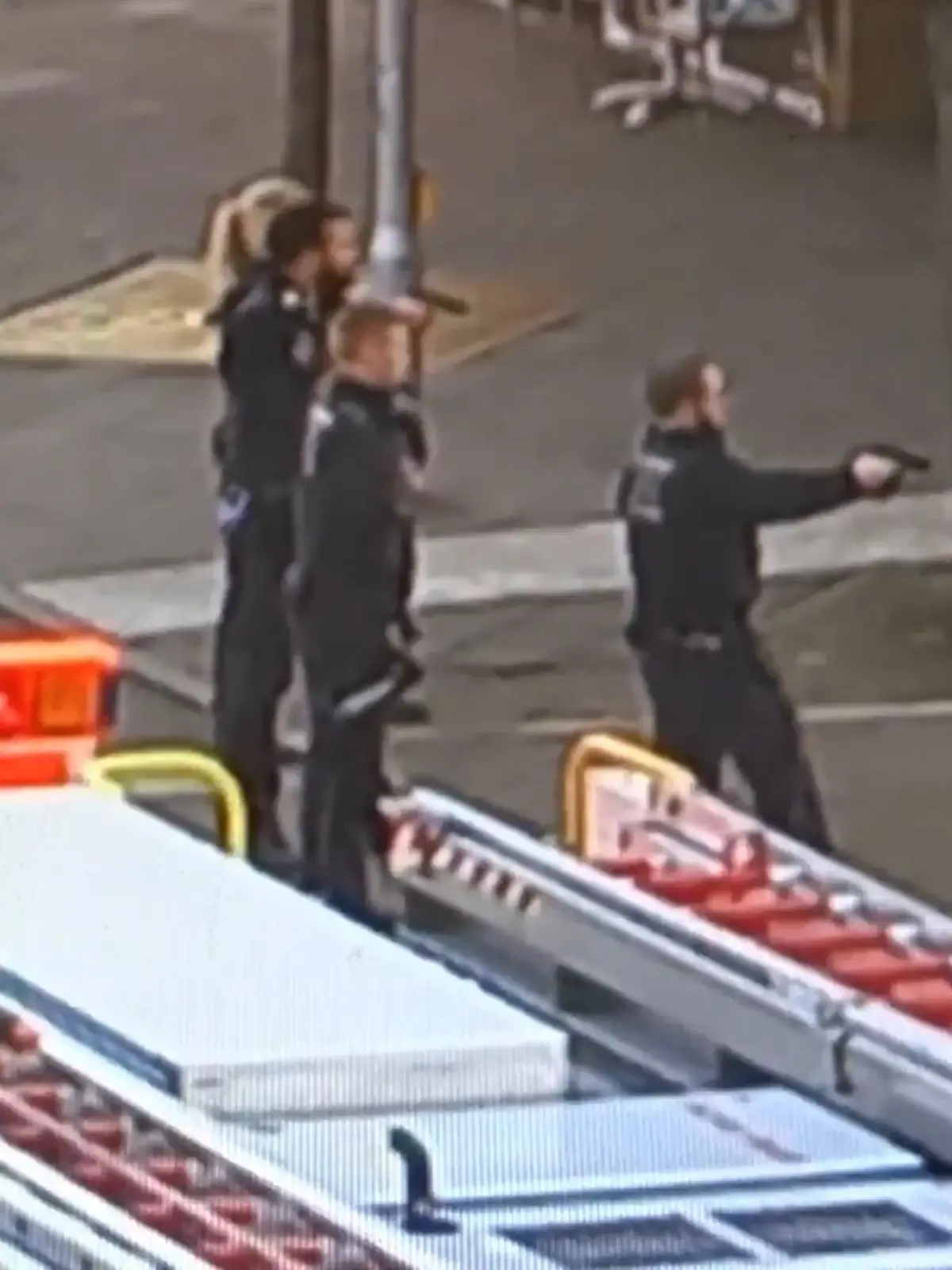 Bei einem Brand entdecken Feuerwehrleute einen Bewaffneten - und zwei Verletzte. Zuerst sei Rauch aus einer Wohnung entdeckt worden, die Feuerwehr rückt zum Einsatz an.

Vor Ort steht jedoch im Eingang des brennenden Hauses ein 45-Jähriger Mann mit zwei Messern. Die Polizei muss eingreifen, es fallen Schüsse, der Mann kann unbeschadet festgenommen werden. Niemand wird verletzt.  Erst dann kann die Feuerwehr den Brand in der Wohnung löschen. Dabei entdecken die Einsatzkräfte einen 32-Jährigen Mann und eine 53-Jährige Frau,

Beide können aus der brennenden Wohnung gerettet werden, doch sterben im Krankenhaus. Das bestätigt die Polizei. 

Beide Vorfälle sollen zusammenhängen, zu den näheren Umständen konnte die Polizei bislang noch nichts sagen.