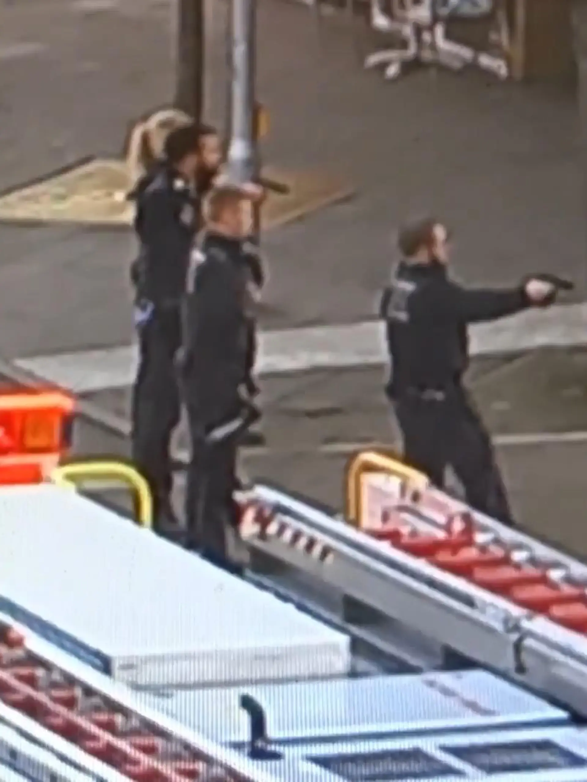 Bei einem Brand entdecken Feuerwehrleute einen Bewaffneten - und zwei Verletzte. Zuerst sei Rauch aus einer Wohnung entdeckt worden, die Feuerwehr rückt zum Einsatz an.

Vor Ort steht jedoch im Eingang des brennenden Hauses ein 45-Jähriger Mann mit zwei Messern. Die Polizei muss eingreifen, es fallen Schüsse, der Mann kann unbeschadet festgenommen werden. Niemand wird verletzt.  Erst dann kann die Feuerwehr den Brand in der Wohnung löschen. Dabei entdecken die Einsatzkräfte einen 32-Jährigen Mann und eine 53-Jährige Frau,

Beide können aus der brennenden Wohnung gerettet werden, doch sterben im Krankenhaus. Das bestätigt die Polizei. 

Beide Vorfälle sollen zusammenhängen, zu den näheren Umständen konnte die Polizei bislang noch nichts sagen.