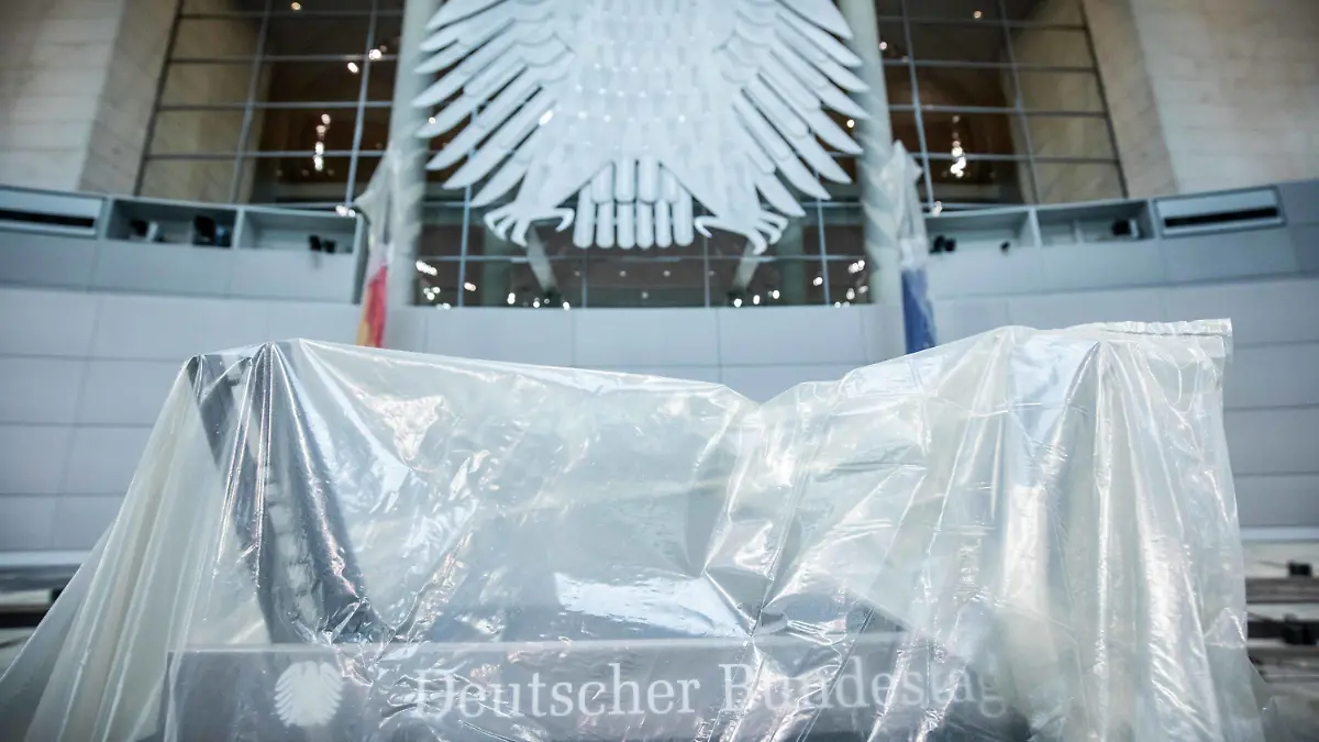 08.07.2019, Berlin: Gut verhüllt ist das Rednerpult im Plenarsaal im Deutschen Bundestages. In der Sommerpause wird der Teppich ausgetauscht, die Brandmeldeanlage erneuert und eine Induktionsschleife für Hörgeräteträger installiert. Foto: Michael Kappeler/dpa +++ dpa-Bildfunk +++