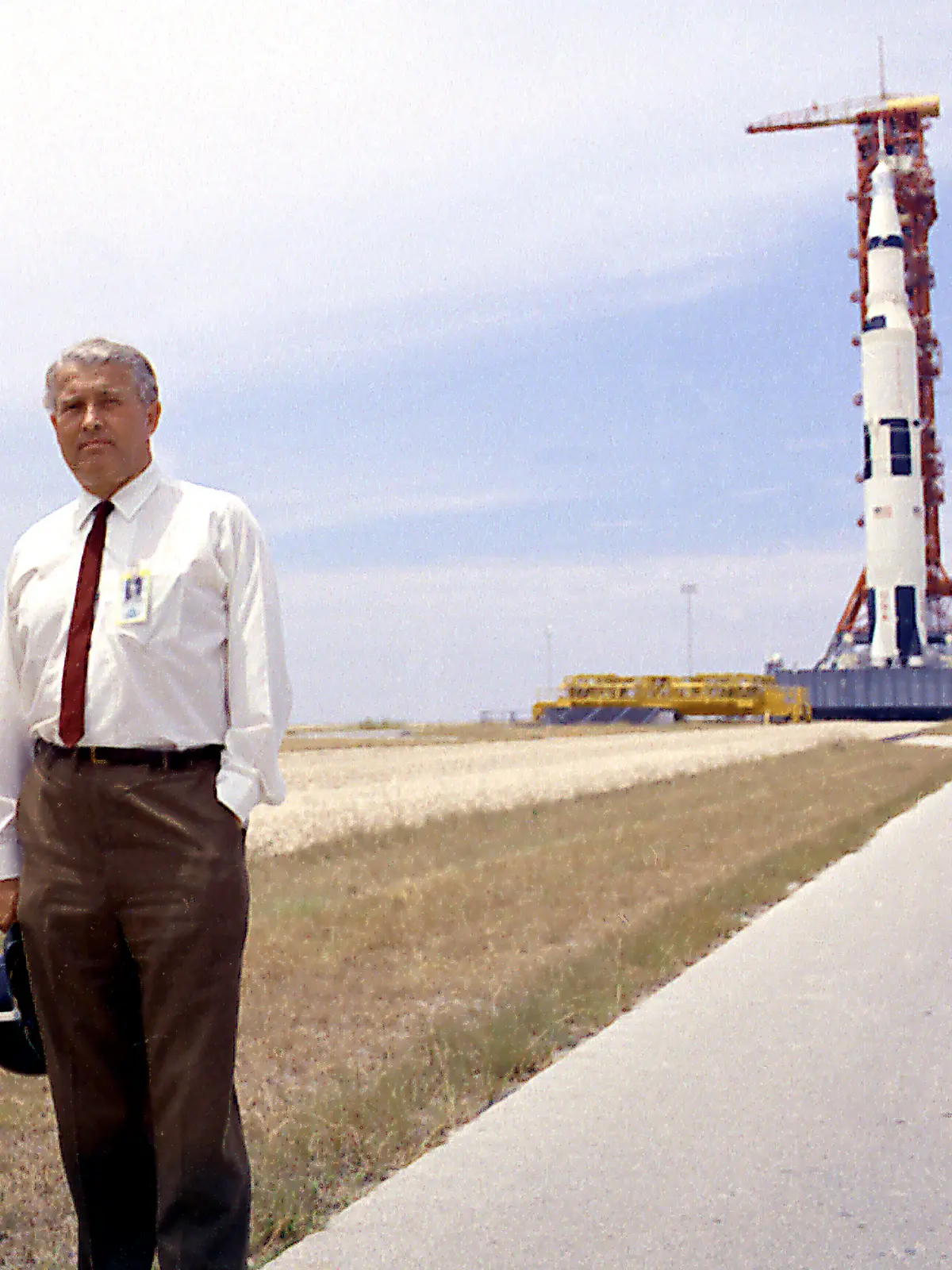 HANDOUT - 10.06.2019, USA, Cape Canaverel: Die undatierte Aufnahme zeigt Wernher von Braun, Raketenkonstrukteur aus Deutschland, der vor der Saturn-V-Trägerrakete, mit der Apollo-11-Kapsel an der Spitze, steht. 1969 wurde die amerikanische Flagge auf dem Mond gehisst. Der Erfolg der USA gründete auch auf einer Raketentechnologie, die deutsche Forscher um Wernher von Braun entwickelt hatten. Sie diente ursprünglich dem Zweck, Adolf Hitler zum Sieg zu verhelfen. (zu dpa «Von den Nazis zur Nasa: Der deutsche Anteil an der Mondlandung») Foto: -/NASA/dpa - ACHTUNG: Nur zur redaktionellen Verwendung und nur mit vollständiger Nennung des vorstehenden Credits +++ dpa-Bildfunk +++