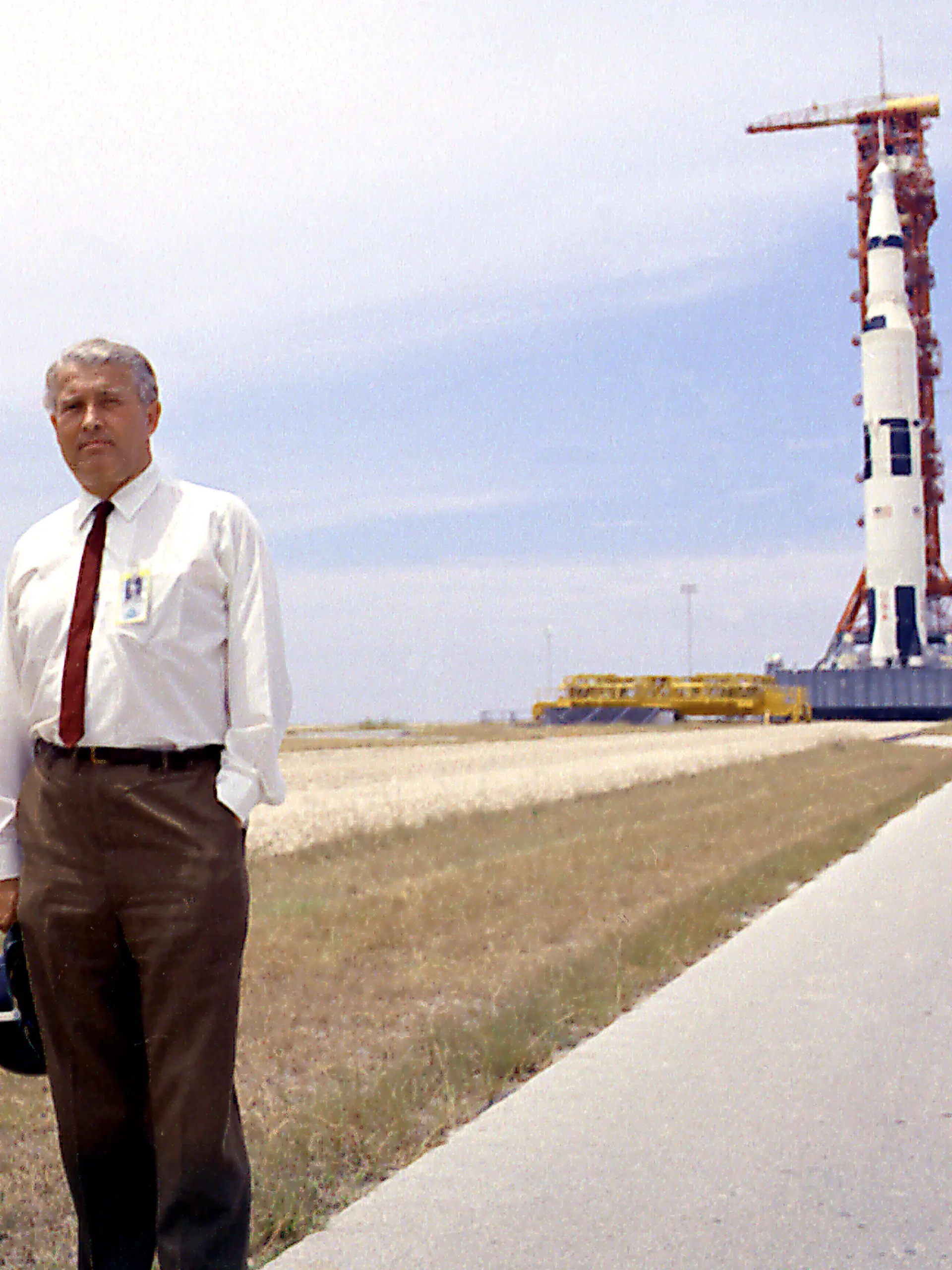 HANDOUT - 10.06.2019, USA, Cape Canaverel: Die undatierte Aufnahme zeigt Wernher von Braun, Raketenkonstrukteur aus Deutschland, der vor der Saturn-V-Trägerrakete, mit der Apollo-11-Kapsel an der Spitze, steht. 1969 wurde die amerikanische Flagge auf dem Mond gehisst. Der Erfolg der USA gründete auch auf einer Raketentechnologie, die deutsche Forscher um Wernher von Braun entwickelt hatten. Sie diente ursprünglich dem Zweck, Adolf Hitler zum Sieg zu verhelfen. (zu dpa «Von den Nazis zur Nasa: Der deutsche Anteil an der Mondlandung») Foto: -/NASA/dpa - ACHTUNG: Nur zur redaktionellen Verwendung und nur mit vollständiger Nennung des vorstehenden Credits +++ dpa-Bildfunk +++