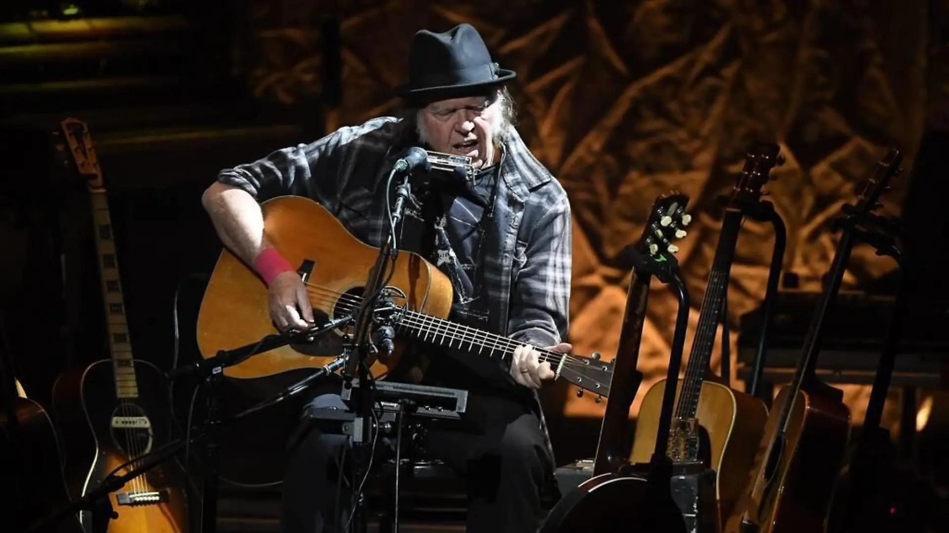 January 26, 2019 - Mpls, MINNESOTA, USA - Neil Young performed Saturday, Jan. 26, 2019 at the Pantages Theater in Minneapolis, Minn. ¥ aaron.lavinsky@startribune.com ....Neil Young performed Saturday, Jan. 26, 2019 at the Pantages Theater in Minneapolis, Minn. .Mpls USA PUBLICATIONxINxGERxSUIxAUTxONLY - ZUMAm42_ 20190126_zaf_m42_017 Copyright: xAaronxLavinskyx
