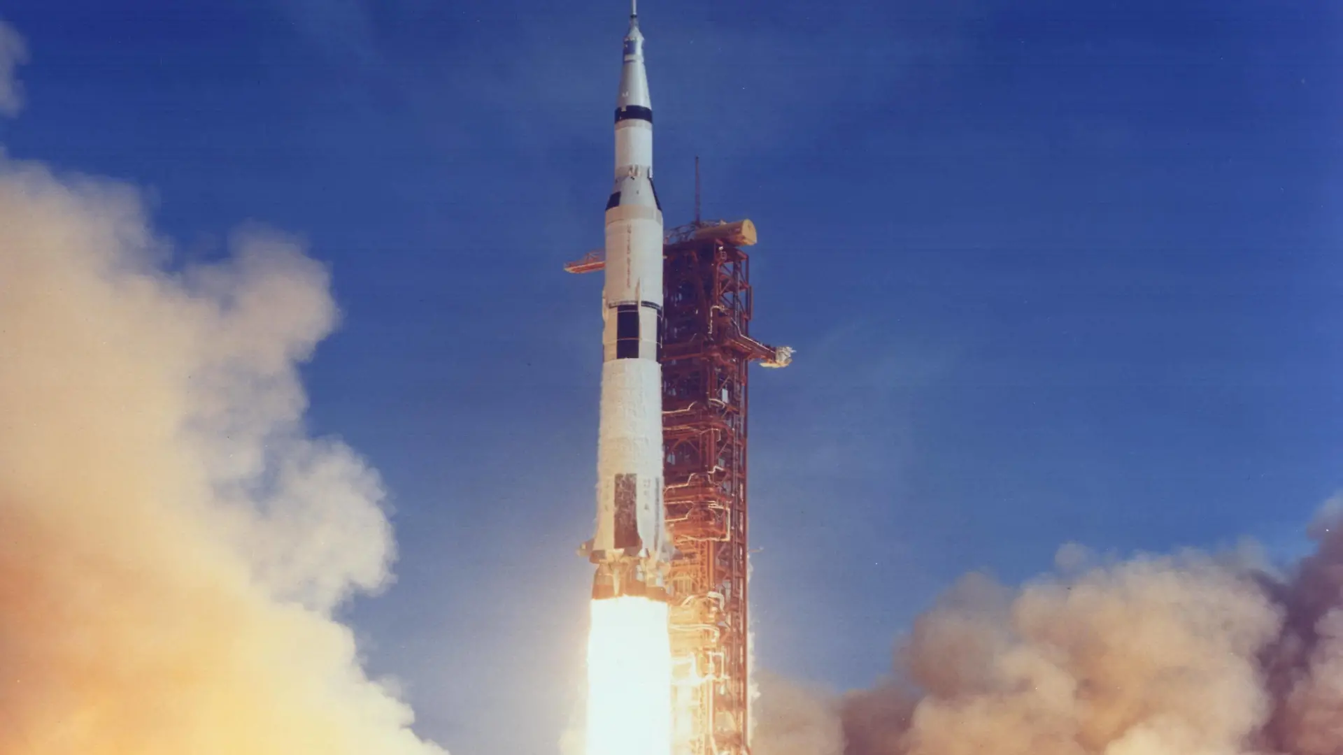 July 16, 1969 - Kennedy Space Center, U.S. - Saturn V launch vehicle (SA-506) for the Apollo 11 mission liftoff at 8:32 am CDT, July 16, 1969, from launch complex 39A at the Kennedy Space Center. Apollo 11 was the first manned lunar landing mission with a crew of three astronauts: Mission commander Neil A. Armstrong, Command Module pilot Michael Collins, and Lunar Module pilot Edwin Buzz E. Aldrin, Jr. It placed the first humans on the surface of the moon on July 20 and returned them back to Earth on July 24. Kennedy Space Center U.S. PUBLICATIONxINxGERxSUIxAUTxONLY - ZUMAz03_ 19690716_sha_z03_354 Copyright: xNASAx  