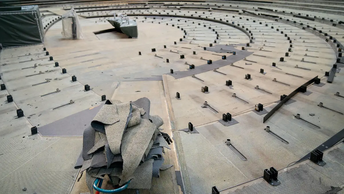 05.07.2019, Berlin: Der Plenarsaal des Bundestags wird in der Sommerpause renoviert. Nach 1999 wird erstmals der Teppich erneuert und damit verbunden werden auch technische Arbeiten Arbeiten im Boden vorgenommen. Foto: Kay Nietfeld/dpa | Verwendung weltweit