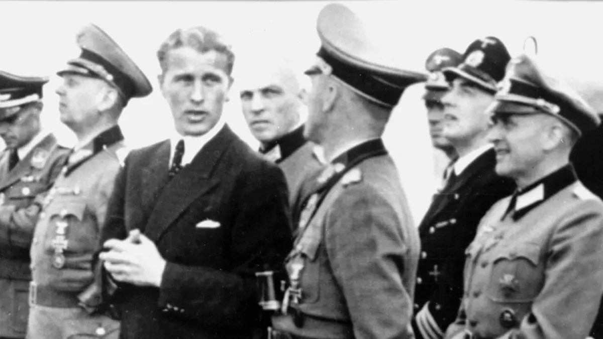 Wernher von Braun im Kreise von Wehrmachtsoffizieren im Dritten Reich