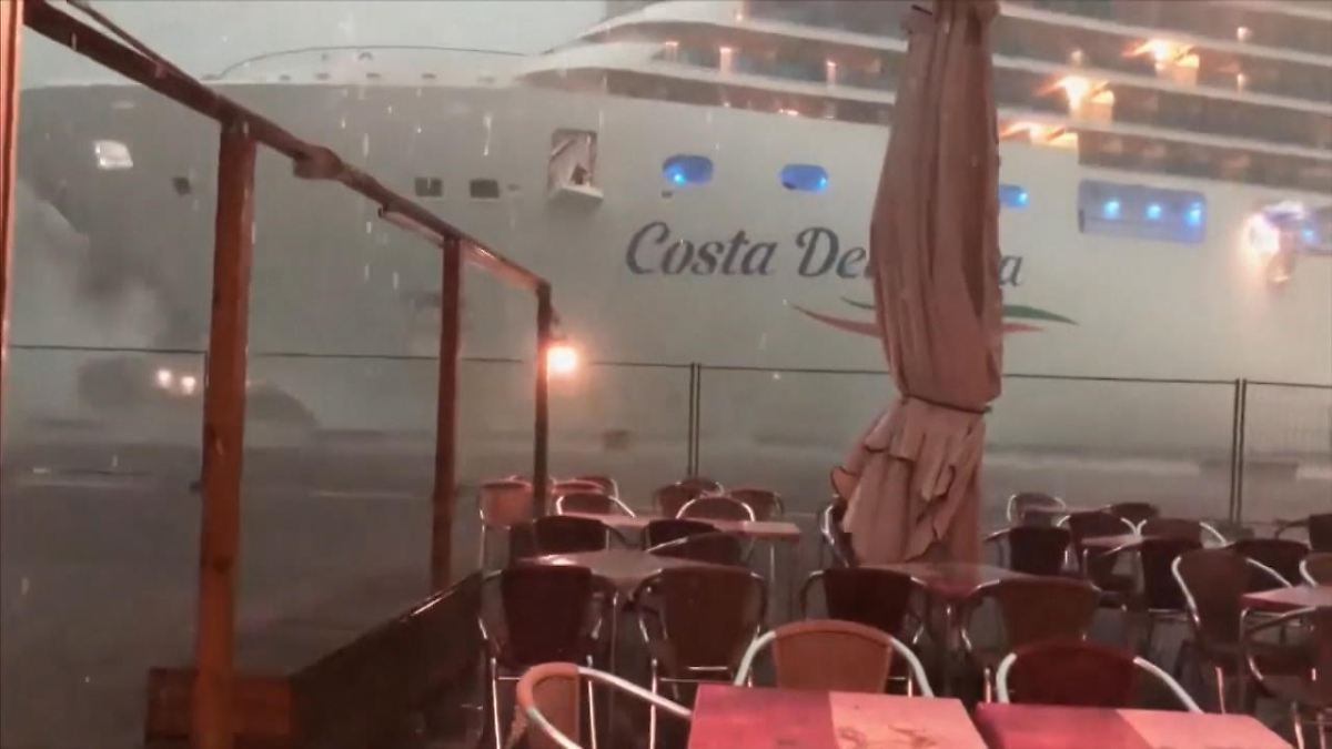 „Costa Deliziosa“ verfehlt nur knapp den Pier
