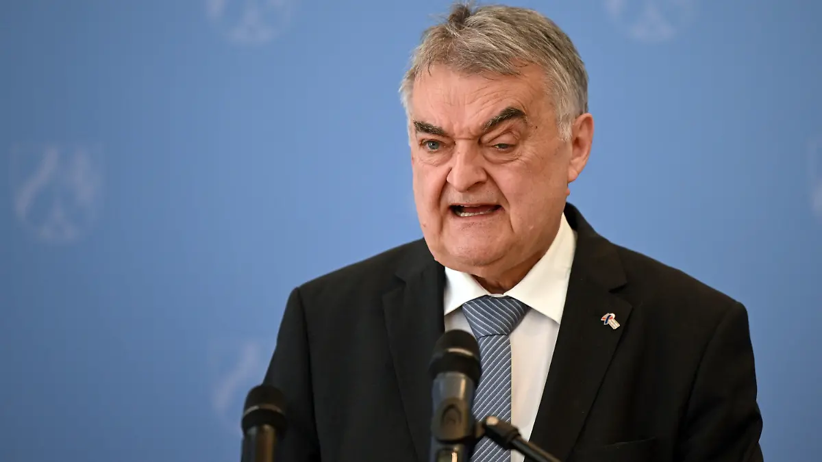 12.05.2022, Nordrhein-Westfalen, Düsseldorf: Herbert Reul (CDU), Innenminister von Nordrhein-Westfalen, spricht vor Pressevertretern. Die Polizei hat bei einem 16 Jahre alten Schüler in Essen Material für eine Bombe zur Planung eines Anschlags entdeckt. Das Material sei funktions-, aber nicht einsatzfähig gewesen, sagte Reul (CDU). Foto: Federico Gambarini/dpa +++ dpa-Bildfunk +++