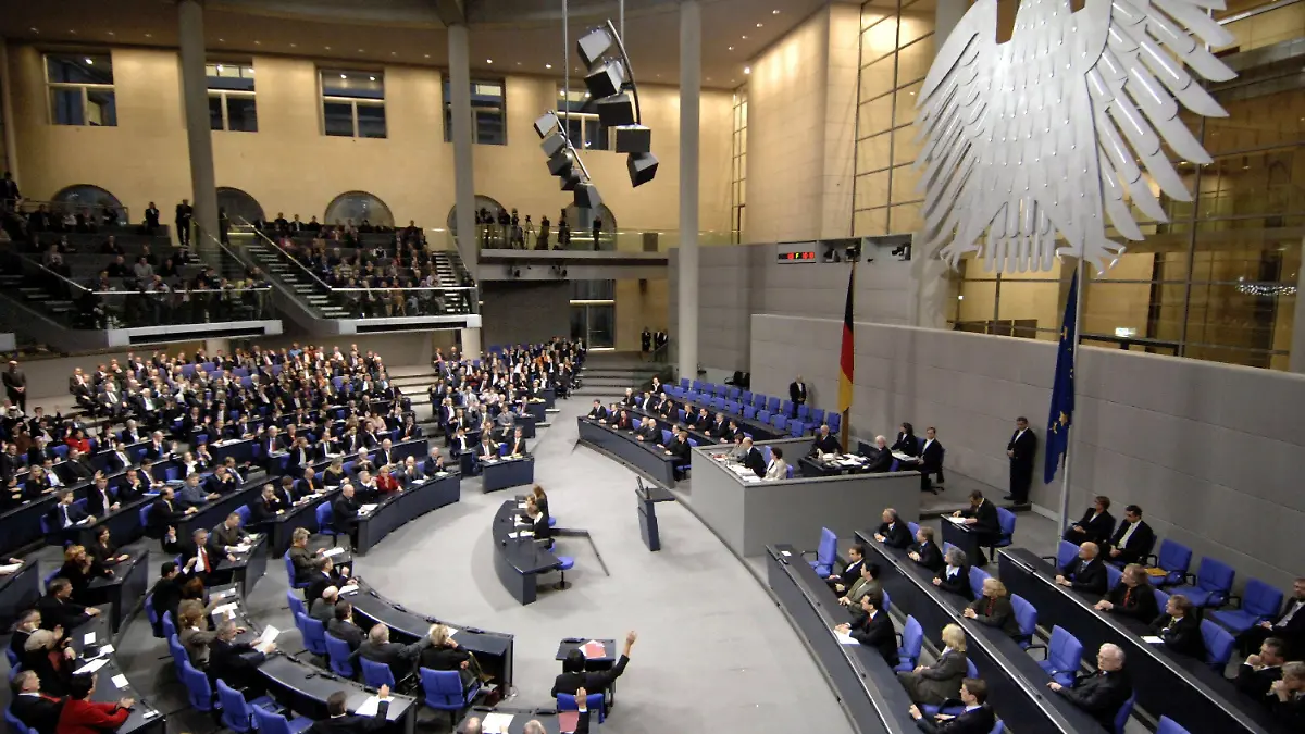 Die neugewählte Bundeskanzlerin Angela Merkel sitzt am Dienstag (22.11.2005) in Berlin mit der vereidigten neuen Regierung im Parlament. Die CDU-Vorsitzende wurde zuvor mit der Mehrheit der Stimmen des Parlaments gewählt. Foto: Bernd Settnik dpa/lbn +++(c) dpa - Bildfunk+++