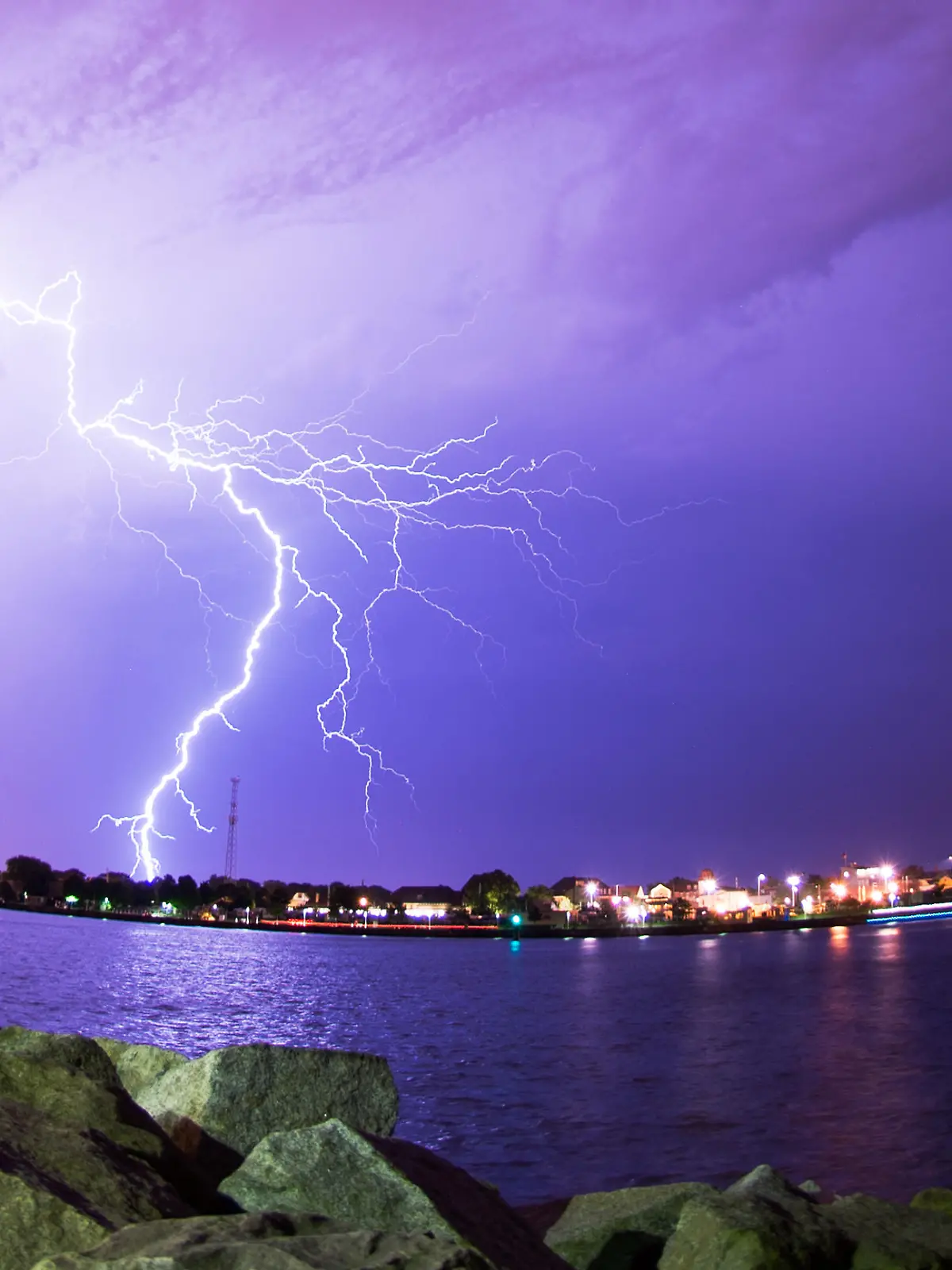 dpatopbilder Blitze zucken am 05.07.2015 über dem Hafen von Rostock (Mecklenburg-Vorpommern) während eines Gewitters über den Himmel.   Foto: Daniel Reinhardt/dpa | Verwendung weltweit