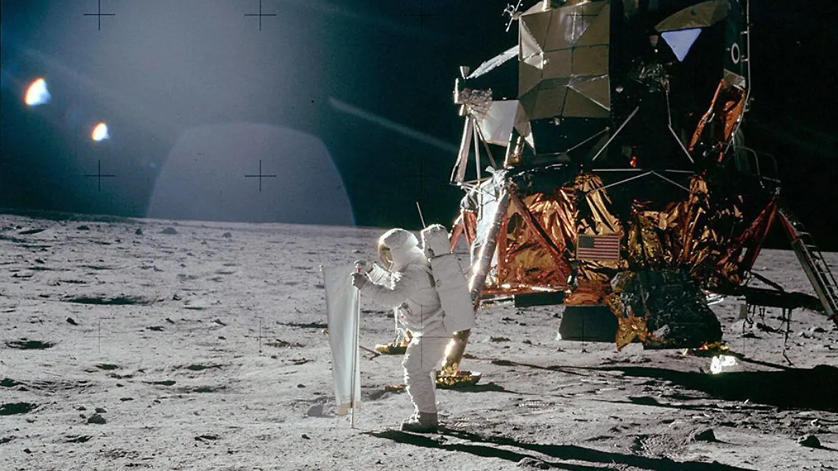 20.07.1969, ---, Mondoberfläche: Der US-Astronaut Buzz Aldrin entfaltet auf der Mondoberfläche das «Solar Wind Composition Experiment». Ein Stück Schweizer Spitzentechnologie ist 1969 noch vor der amerikanischen Flagge in den Mondboden gerammt worden: ein rund 1,40 Meter hohes Sonnenwindsegel, entwickelt von Physikern an der Universität Bern. Es war das einzige nicht-amerikanische Experiment an Bord von «Apollo 11». Foto: Neil Armstrong/Apollo 11/Nasa/Image scanned by Kipp Teague/dpa - ACHTUNG: Nur zur redaktionellen Verwendung und nur mit vollständiger Nennung des vorstehenden Credits +++ dpa-Bildfunk +++