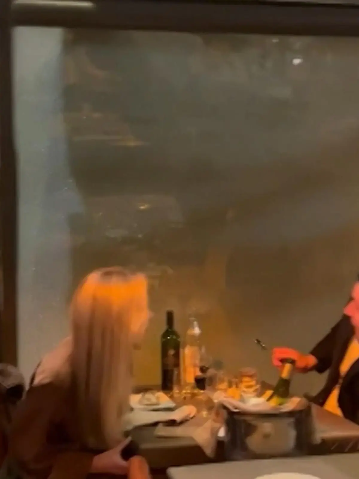 Wer träumt nicht von einer romantischen Bootsfahrt in der Stadt der Liebe? Doch die Romantik findet hier gleich jäh ein Ende, denn das Touri-Boot kracht gegen eine Brücke - und die Fensterscheibe zerspringt.
