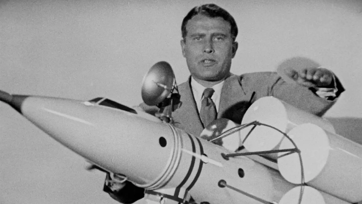 ARCHIV - 12.06.2019, ---: Das undatierte Foto mit einem unbekannten Aufnahmeort zeigt den US-amerikanischen Raketenkonstrukteur deutscher Herkunft Wernher von Braun an einem Modell einer Rakete. (zu dpa «Von den Nazis zur Nasa: Der deutsche Anteil an der Mondlandung») Foto: Bert Reisfeld/dpa +++ dpa-Bildfunk +++