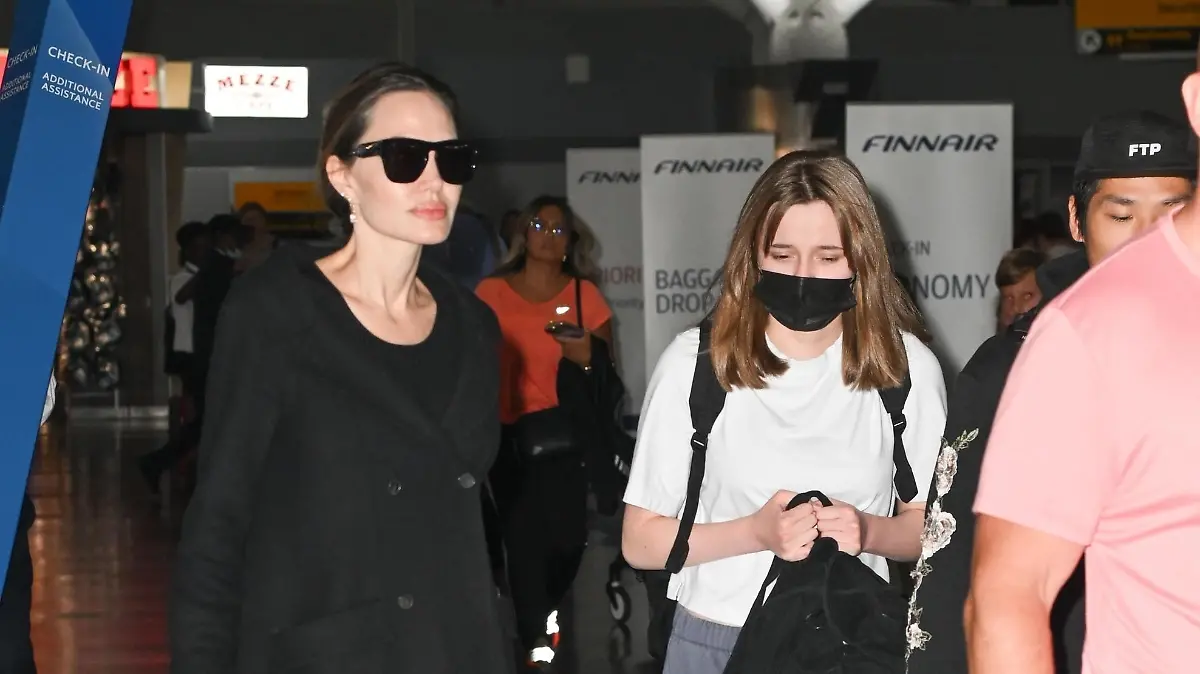 SONDERKONDITIONEN: MINDESTHONORAR: New York, NY - *EXCLUSIVE* Actress Angelina Jolie was seen arriving at JFK Airport in New York City, accompanied by two of her children, Vivienne and Pax.
Pictured: Angelina Jolie, Vivienne Jolie-Pitt, Pax Thien Jolie-Pitt
BACKGRID USA 15 AUGUST 2023