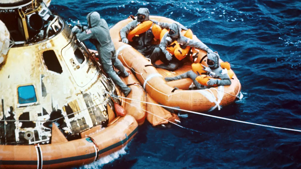 ARCHIV - 24.07.1969, ---: Die Kapsel und das Schlauchboot mit den Astronauten nach der Landung im Pazifik am 24. Juli 1969. Michael Collins, Neil Armstrong und Edwin Aldrin waren am 16. Juli 1969 von Kap Kennedy in Florida zur ersten Mondlandung gestartet. Während der Astronaut Collins mit dem Raumschiff den Mond umkreiste, landeten Neil Armstrong und Edwin Aldrin am 20.07.1969 als erste Menschen auf dem Erdtrabanten. Foto: UPI/dpa +++ dpa-Bildfunk +++