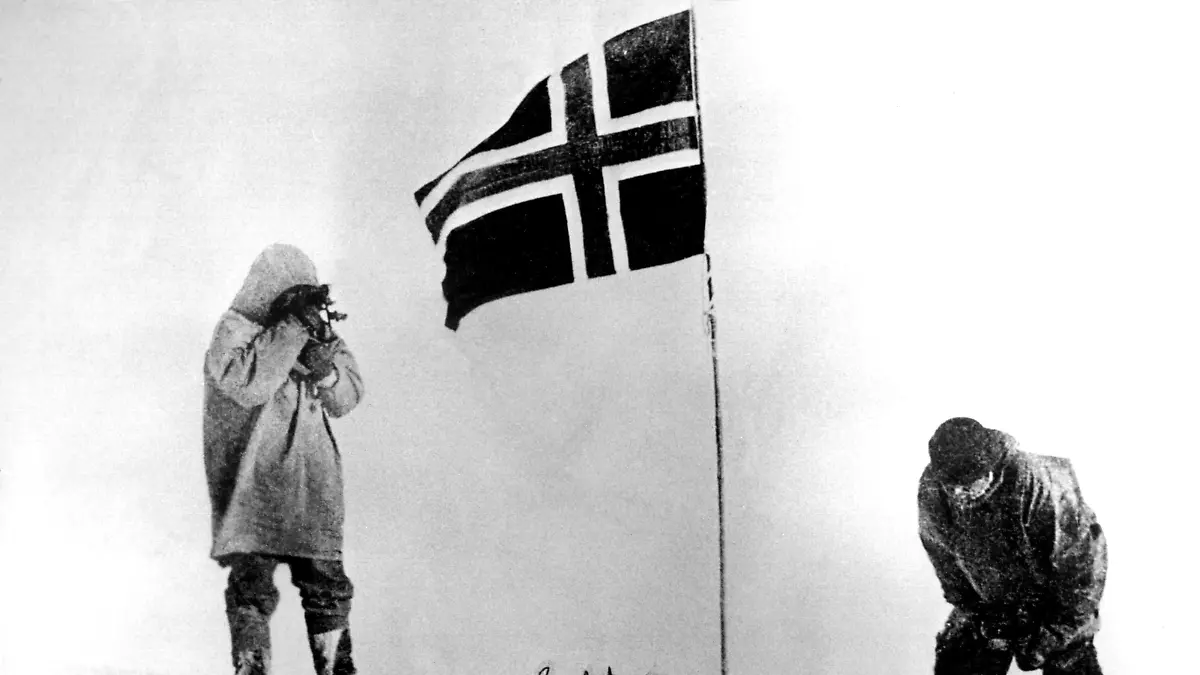 Roald Amundsen mit Fahne Norwegen am Südpol