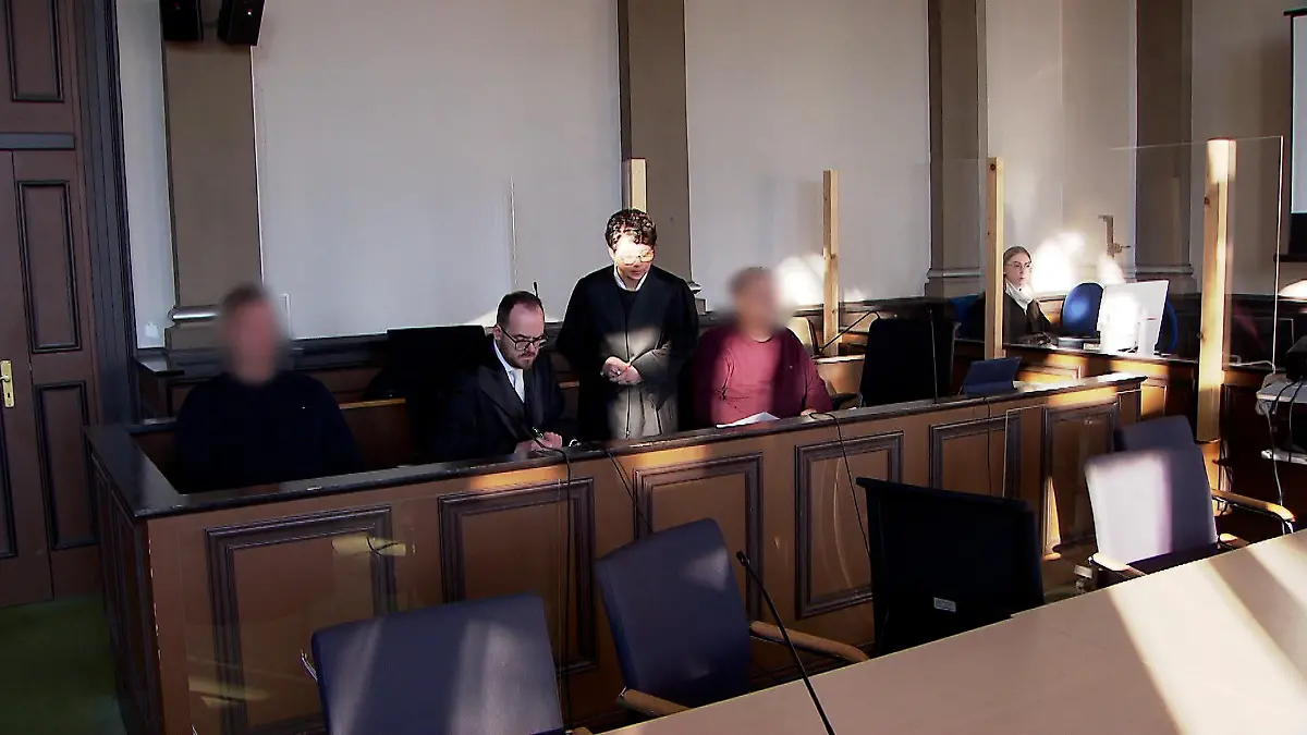 Die beiden Angeklagten Udo M. (rechts) und Mike P. (links) heute vor dem Landgericht Verden