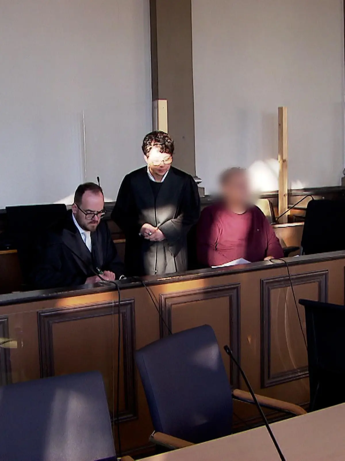 Die beiden Angeklagten Udo M. (rechts) und Mike P. (links) heute vor dem Landgericht Verden