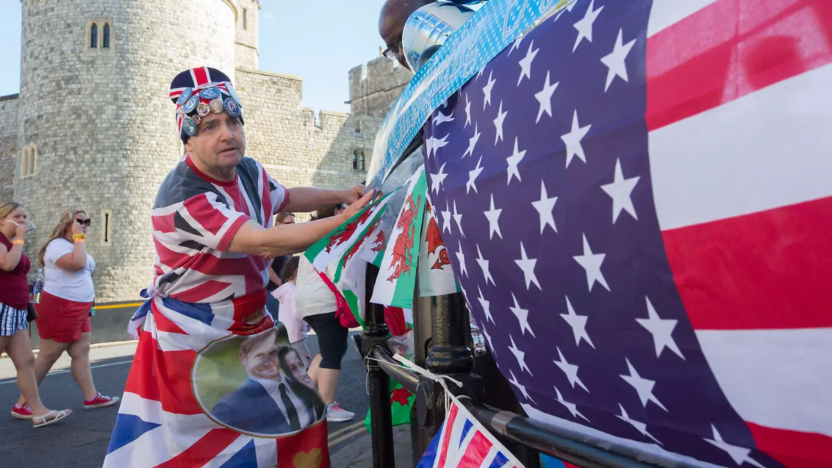 06.07.2019, Großbritannien, Windsor: John Loughrey, Fan der britischen Königsfamilie, hängt vor der Taufe des Sohne von Prinz Harry und Herzogin Meghan vor dem Schloss Windsor Nationalflaggen auf. Archie wird in Windsor bei einer Zeremonie im privaten Kreis getauft. Foto: Rick Findler/PA Wire/dpa +++ dpa-Bildfunk +++