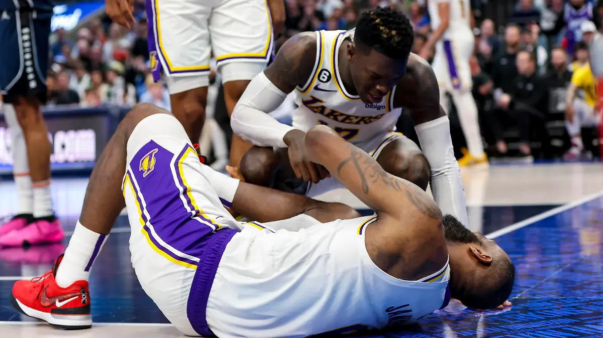 NBA, Basketball Herren, USA Los Angeles Lakers at Dallas Mavericks Feb 26, 2023 Dallas, Texas, USA Los Angeles Lakers forward LeBron James 6 lays on the floor injured as Los Angeles Lakers guard Dennis Schroder 17 checks on him during the second half against the Dallas Mavericks at American Airlines Center. Dallas American Airlines Center Texas USA, EDITORIAL USE ONLY PUBLICATIONxINxGERxSUIxAUTxONLY Copyright: xKevinxJairajx 20230226_krj_aj6_0063