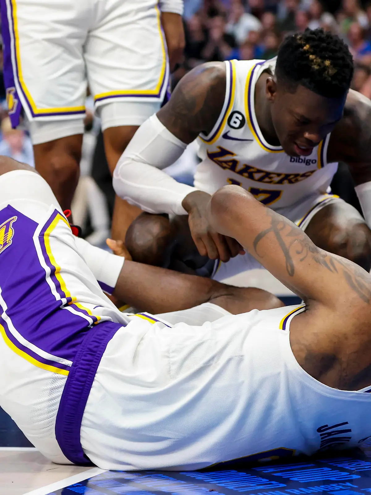 NBA, Basketball Herren, USA Los Angeles Lakers at Dallas Mavericks Feb 26, 2023 Dallas, Texas, USA Los Angeles Lakers forward LeBron James 6 lays on the floor injured as Los Angeles Lakers guard Dennis Schroder 17 checks on him during the second half against the Dallas Mavericks at American Airlines Center. Dallas American Airlines Center Texas USA, EDITORIAL USE ONLY PUBLICATIONxINxGERxSUIxAUTxONLY Copyright: xKevinxJairajx 20230226_krj_aj6_0063