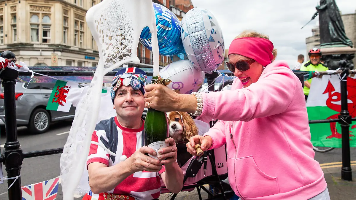 Royal-Fans bei der Taufe von Archie Harrison
