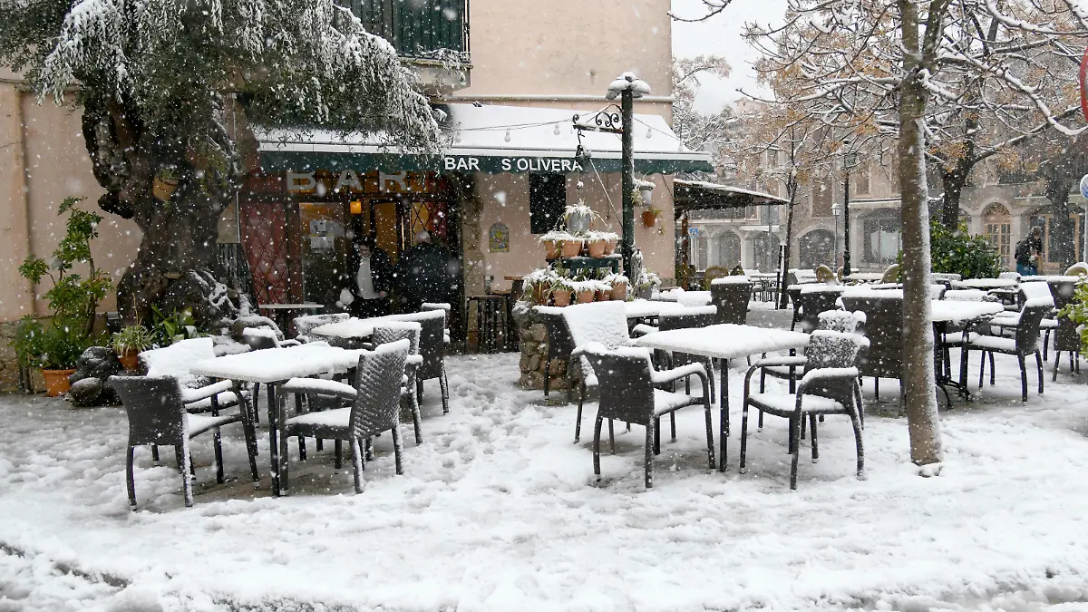 Heavy snowfall in the village of Valldemossa at 400 meters of altitude, in Mallorca, due to the storm "Juliette".
Pictured: GV: General View
Ref: SPL5525826 270223 NON-EXCLUSIVE
Picture by: Joan Llado / GTres / SplashNews.com




United Arab Emirates Rights, Australia Rights, Austria Rights, Canada Rights, Denmark Rights, Egypt Rights, Ireland Rights, Finland Rights, Germany Rights, Israel Rights, Jordan Rights, South Korea Rights, Lebanon Rights, Norway Rights, New Zealand Rights, Qatar Rights, Saudi Arabia Rights, South Africa Rights, Singapore Rights, Sweden Rights, Switzerland Rights, Thailand Rights, Turkey Rights, Taiwan Rights, United Kingdom Rights, United States of America Rights
