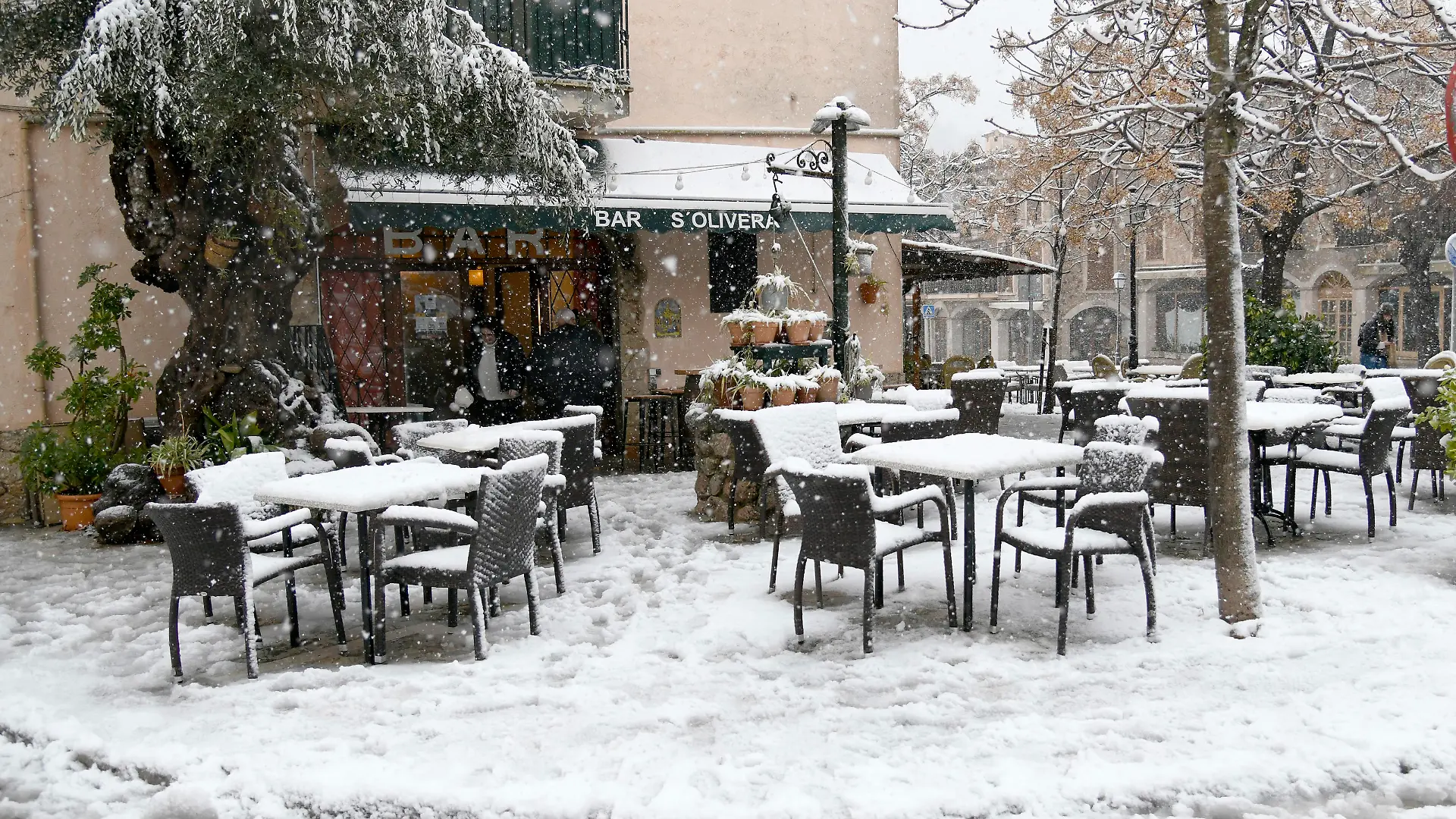 Heavy snowfall in the village of Valldemossa at 400 meters of altitude, in Mallorca, due to the storm "Juliette".
Pictured: GV: General View
Ref: SPL5525826 270223 NON-EXCLUSIVE
Picture by: Joan Llado / GTres / SplashNews.com
United Arab Emirates Rights, Australia Rights, Austria Rights, Canada Rights, Denmark Rights, Egypt Rights, Ireland Rights, Finland Rights, Germany Rights, Israel Rights, Jordan Rights, South Korea Rights, Lebanon Rights, Norway Rights, New Zealand Rights, Qatar Rights, Saudi Arabia Rights, South Africa Rights, Singapore Rights, Sweden Rights, Switzerland Rights, Thailand Rights, Turkey Rights, Taiwan Rights, United Kingdom Rights, United States of America Rights