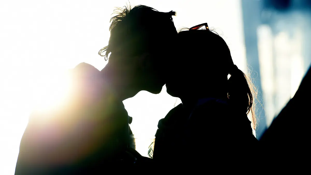 ARCHIV - 20.06.2014, Nordrhein-Westfalen, ---: ILLUSTRATION - Ein junges Pärchen küsst sich im Licht des Sonnenuntergangs. Eltern, Betroffene und Sachverstädnige fordern bereits in Schulen die Aufklärung junger Mädchen über die sogenannte «Locverboy»-Methode. In den vergangenen zehn Jahren sei die Zahl der Meldungen von Opfern und Angehörigen gestiegen, heißt es in einer Stellungnahme der Elterinitiative für «Loverboy»-Opfer für eine Anhörung im Landtag am Freitag. Betroffen seien junge Mädchen in Städten, aber auch Landkreisen. Der Gutachter Jürgen Antoni empfiehlt ein breit angelegtes Aufklärungskonzept in den Schulen schon ab der siebten Klasse. Foto: Alexander Körner/dpa +++ dpa-Bildfunk +++