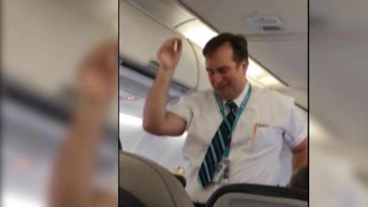 Flugbegleiter zieht Wahnsinnsshow ab